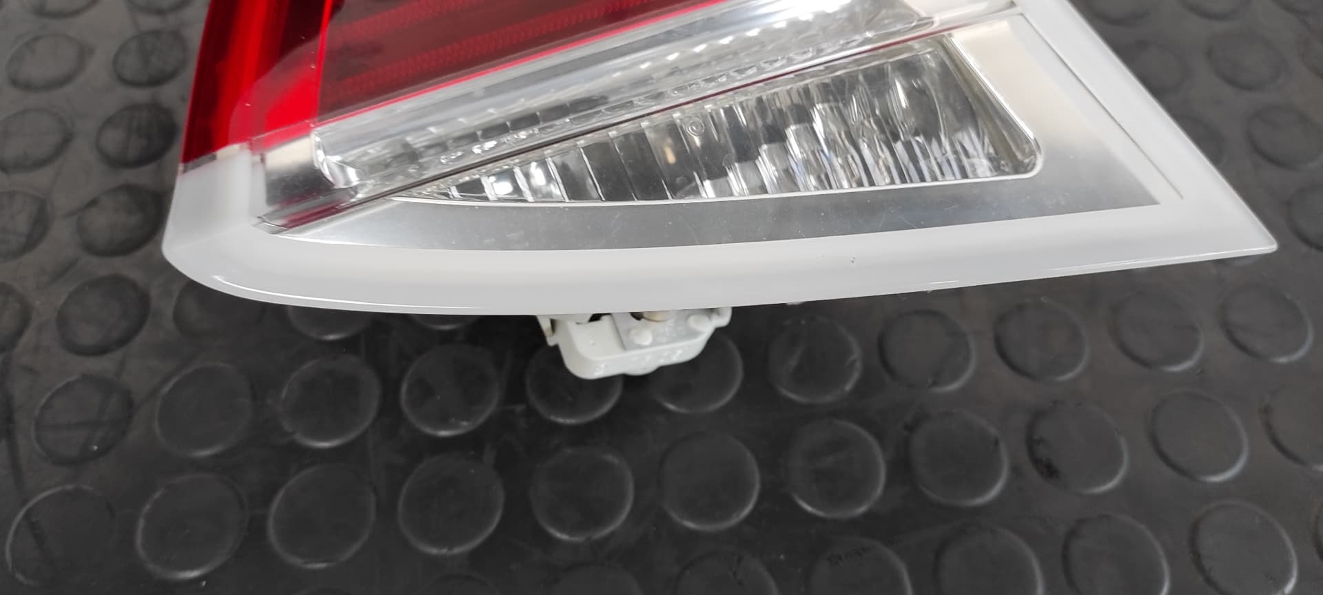 Recambio de PILOTO PORTON IZQUIERDO para BMW SERIE 3 BERLINA (E90) 320d 204D4 referencia OEM IAM 6937459   - NEGRO 3