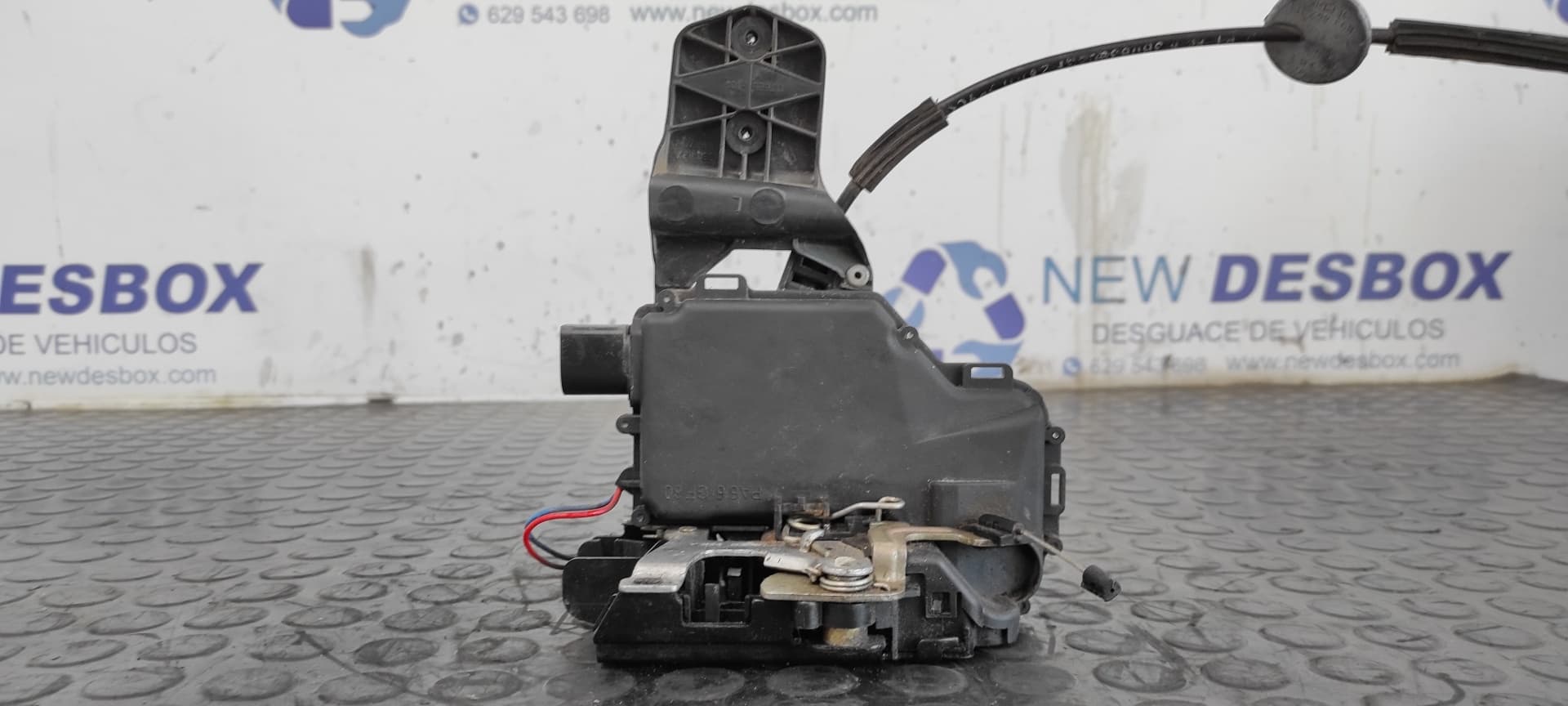 Recambio de CERRADURA PUERTA TRASERA IZQUIERDA para VOLKSWAGEN PASSAT BERLINA (3B3) 1.9 TDI AVF referencia OEM IAM Y3B4839015A   - BLANCO