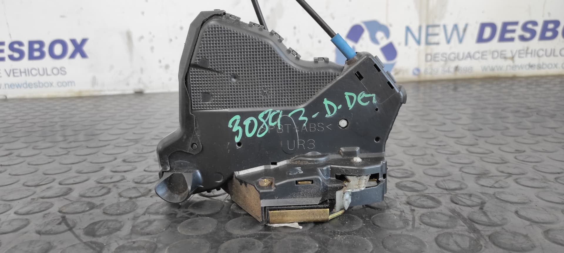 Recambio de CERRADURA PUERTA DELANTERA DERECHA para TOYOTA COROLLA VERSO (R1) 2.0 Turbodiesel CAT 1CDFTV referencia OEM IAM UR1   - NEGRO