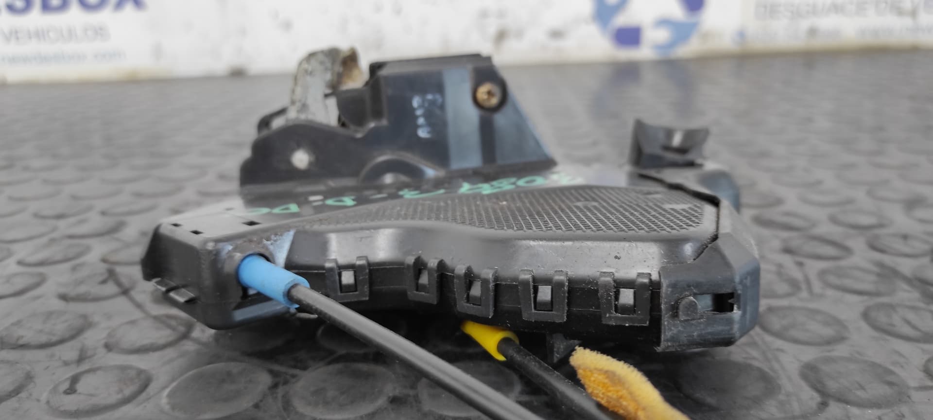 Recambio de CERRADURA PUERTA DELANTERA DERECHA para TOYOTA COROLLA VERSO (R1) 2.0 Turbodiesel CAT 1CDFTV referencia OEM IAM UR1   - NEGRO 3