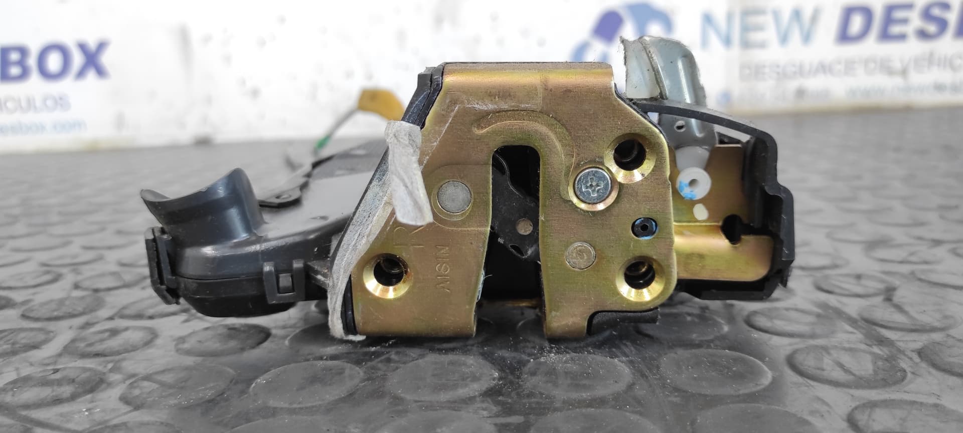 Recambio de CERRADURA PUERTA DELANTERA DERECHA para TOYOTA COROLLA VERSO (R1) 2.0 Turbodiesel CAT 1CDFTV referencia OEM IAM UR1   - NEGRO 4