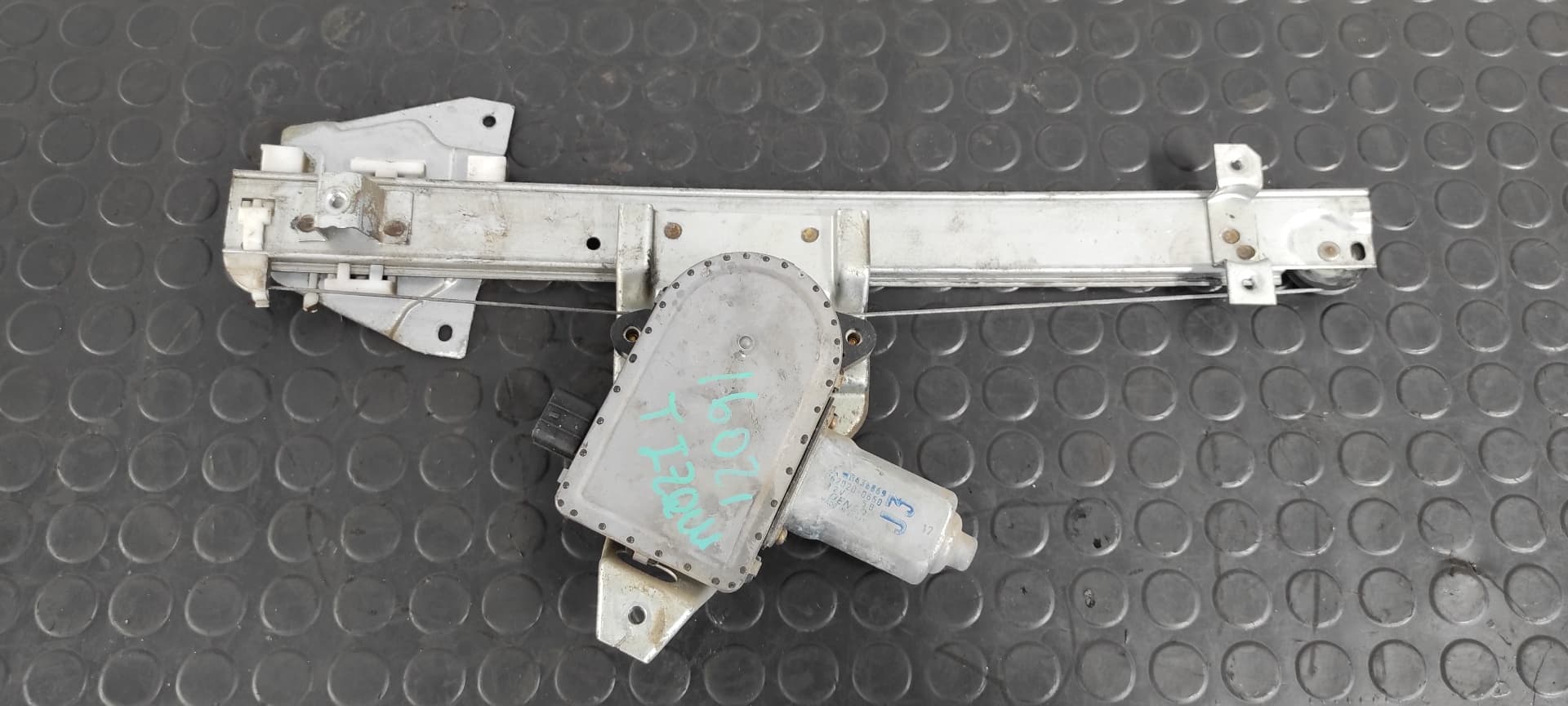 Recambio de ELEVALUNAS TRASERO IZQUIERDO para MITSUBISHI MONTERO (V60/V70) 3.2 DI-D Avance (5-ptas.) 4M41 referencia OEM IAM MR436869   - GRIS