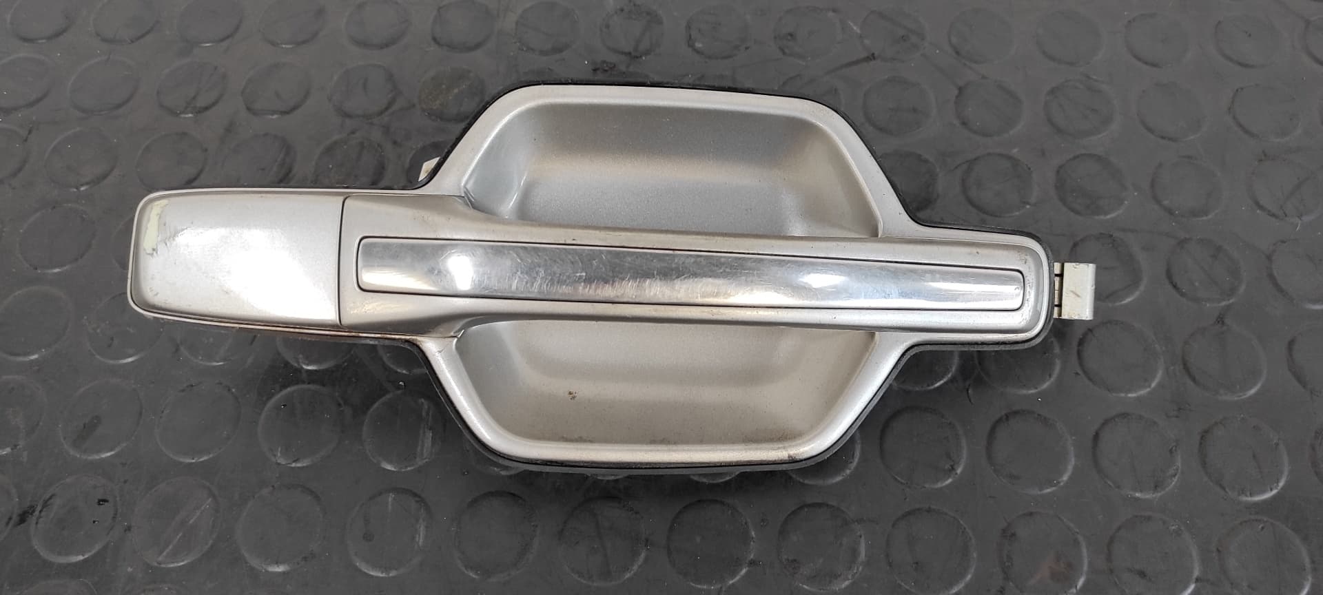 Recambio de MANETA TRASERA DERECHA para MITSUBISHI MONTERO (V60/V70) 3.2 DI-D Avance (5-ptas.) 4M41 referencia OEM IAM MR970445   - GRIS