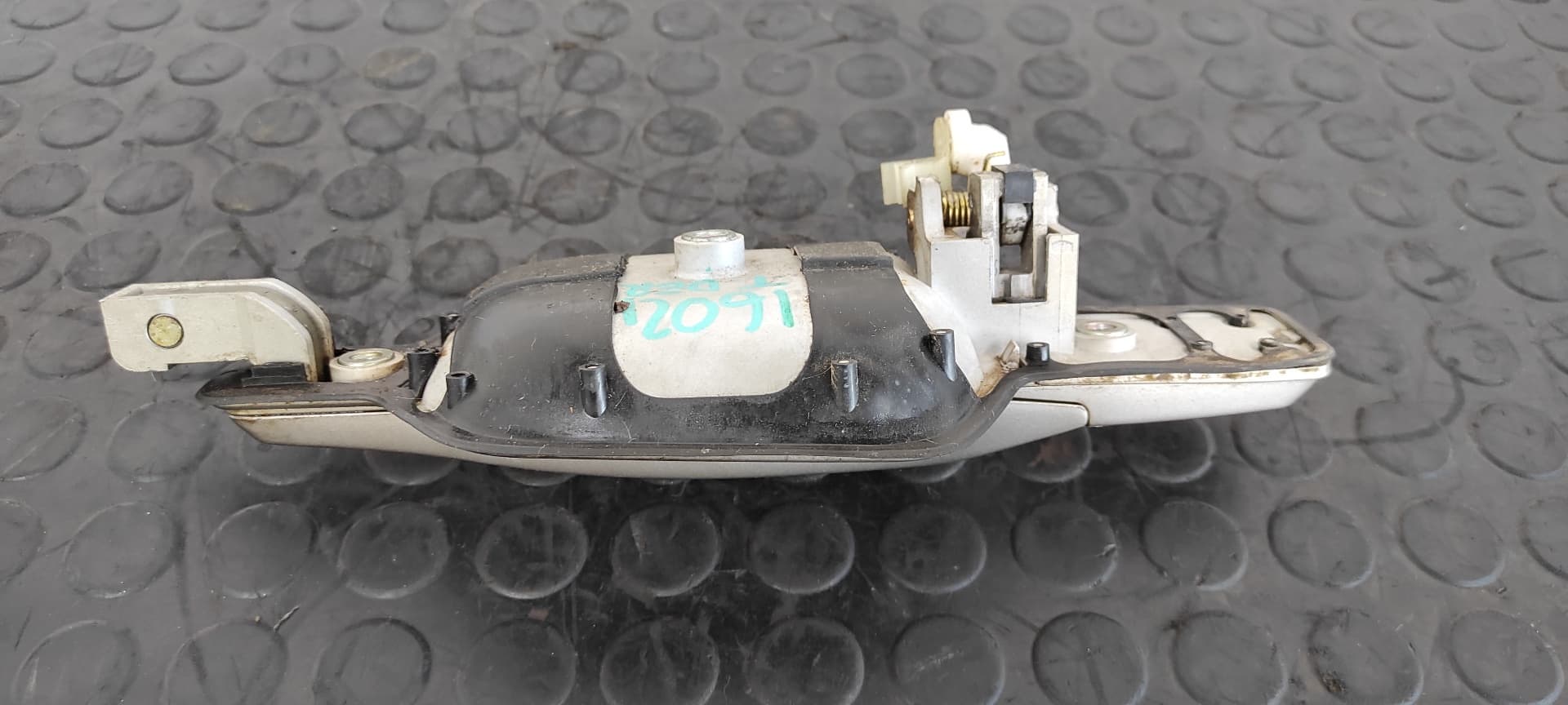 Recambio de MANETA TRASERA DERECHA para MITSUBISHI MONTERO (V60/V70) 3.2 DI-D Avance (5-ptas.) 4M41 referencia OEM IAM MR970445   - GRIS 4
