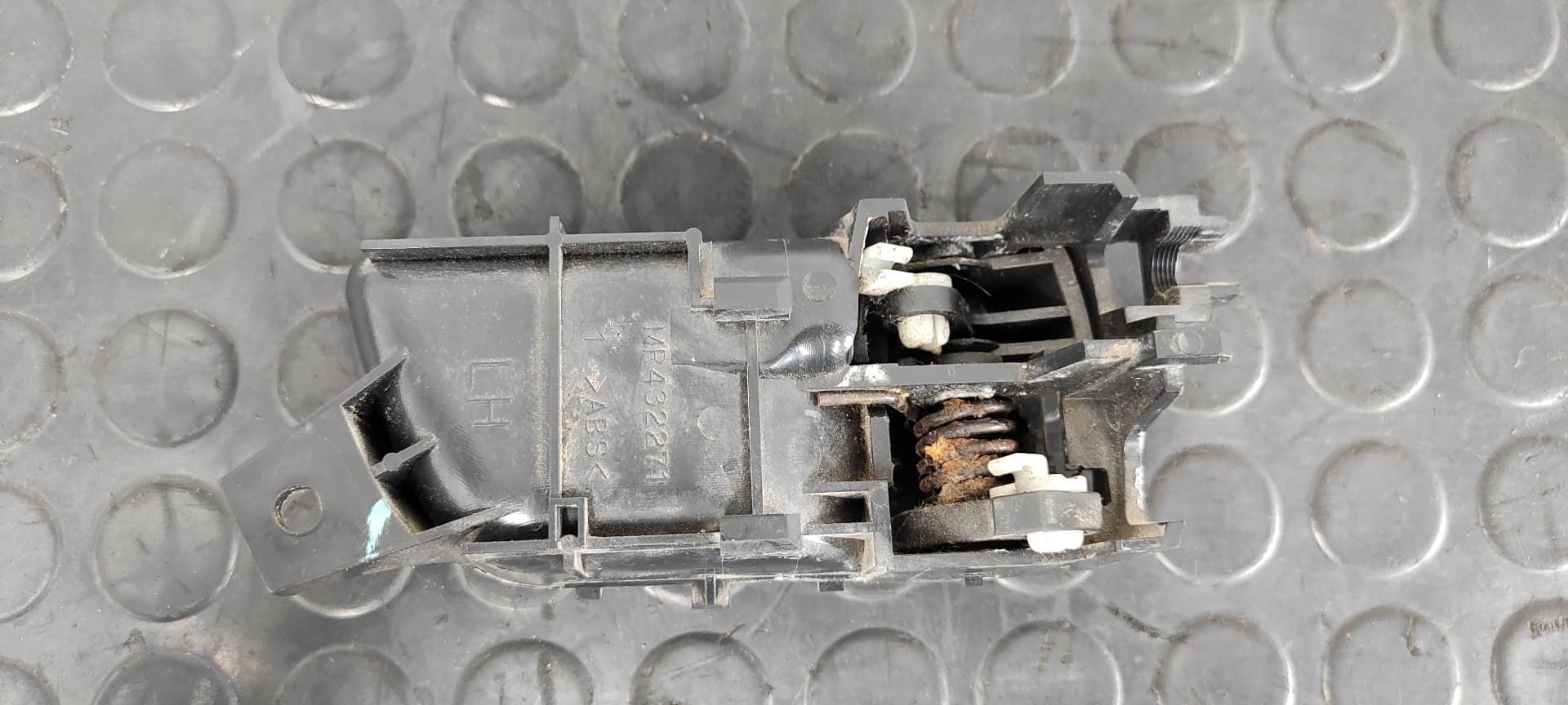 Recambio de MANETA INTERIOR DELANTERA IZQUIERDA para MITSUBISHI MONTERO (V60/V70) 3.2 DI-D Avance (5-ptas.) 4M41 referencia OEM IAM MR432271   - GRIS 6