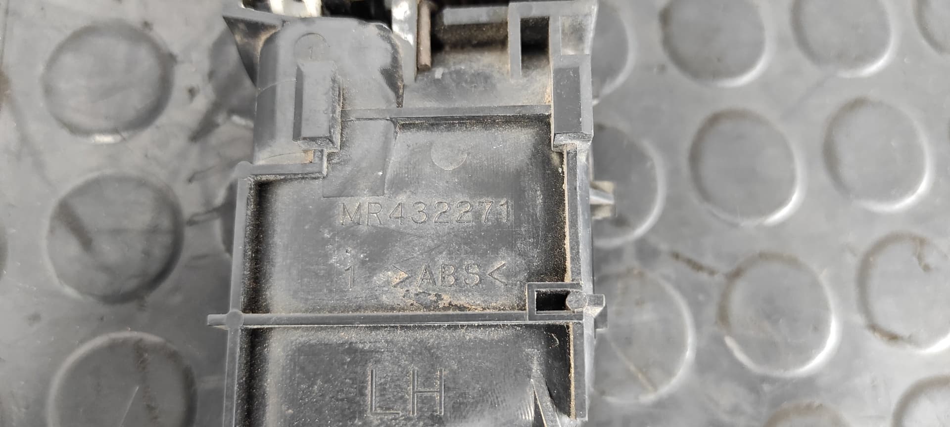 Recambio de MANETA INTERIOR DELANTERA IZQUIERDA para MITSUBISHI MONTERO (V60/V70) 3.2 DI-D Avance (5-ptas.) 4M41 referencia OEM IAM MR432271   - GRIS 2