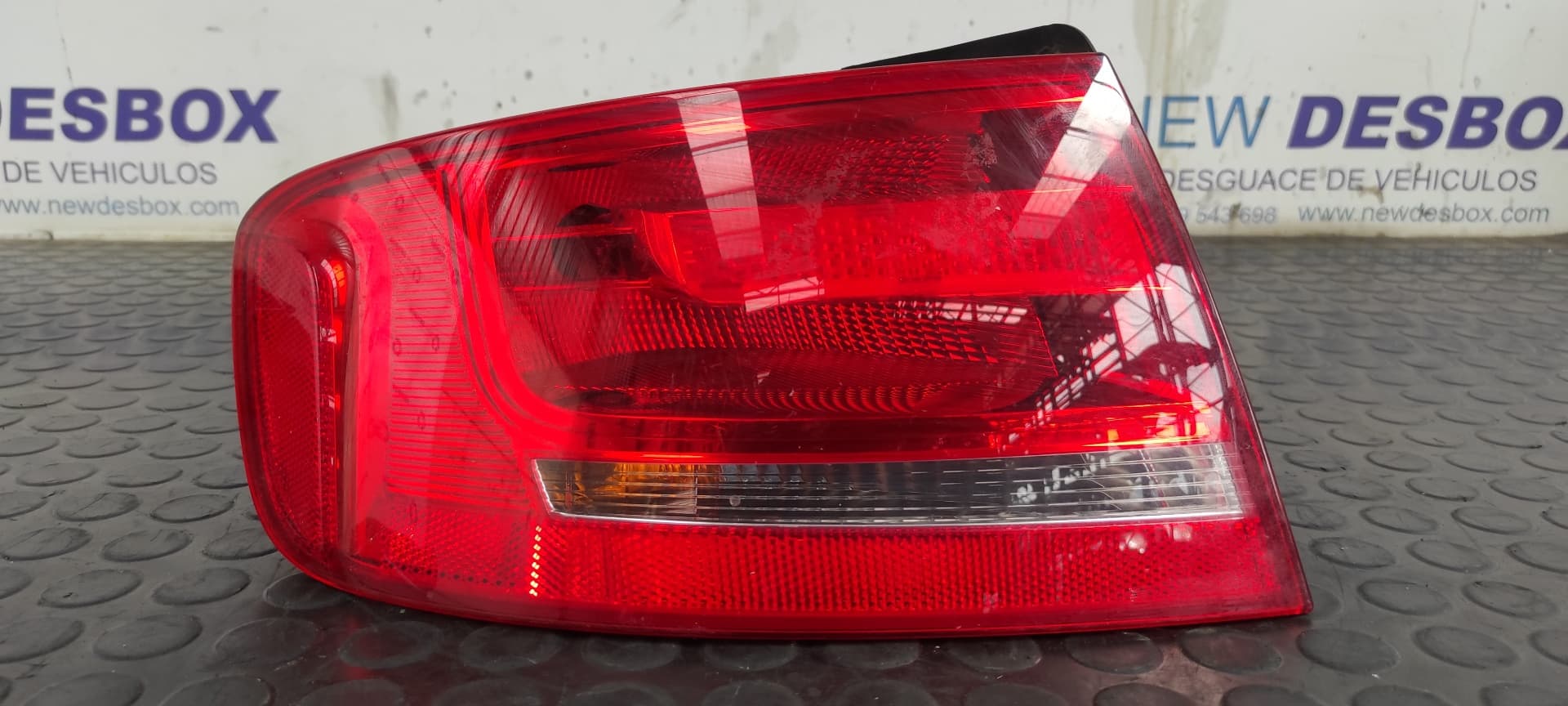 Recambio de PILOTO TRASERO IZQUIERDO para AUDI A4 BER. (B8) Basis CAG referencia OEM IAM 8K5945095D   - NEGRO
