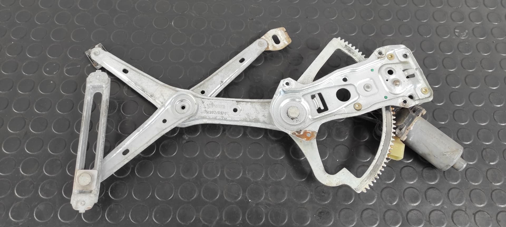 Recambio de ELEVALUNAS DELANTERO IZQUIERDO para MERCEDES-BENZ CLASE C (W202) BERLINA 250 TD (202.128) OM605960 referencia OEM IAM 0130821708   - GRIS