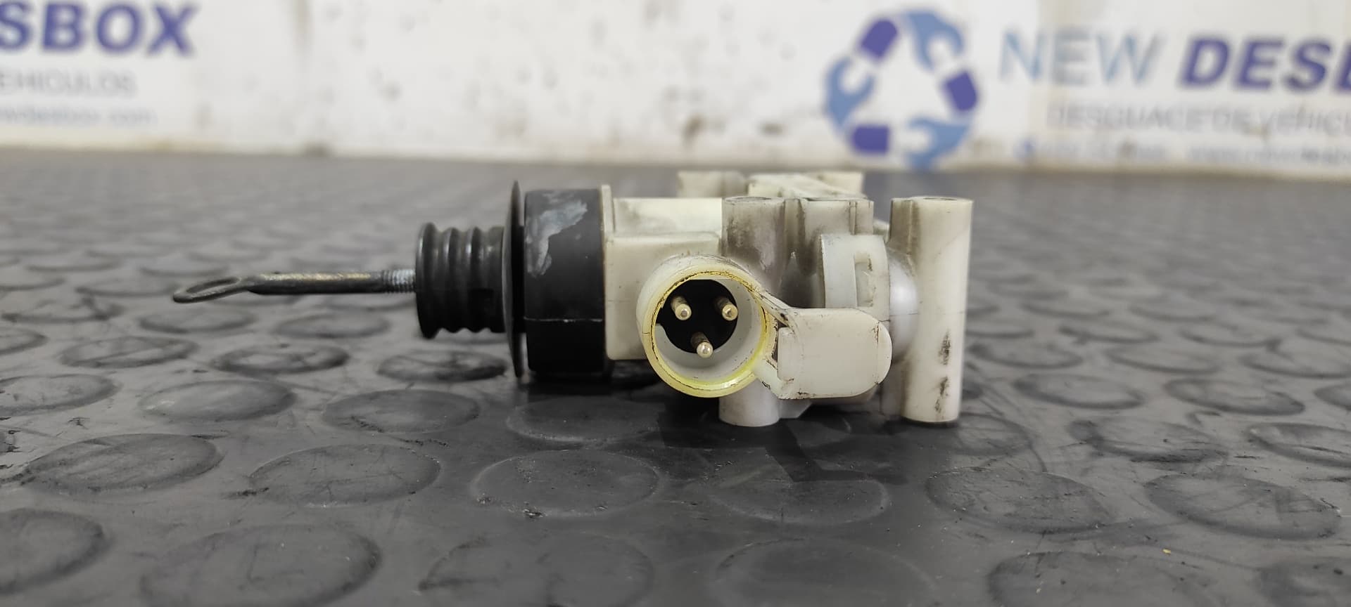 Recambio de MOTOR CIERRE CENTRALIZADO DELANTERO IZQUIERDO para MERCEDES-BENZ CLASE E (W124) BERLINA D-Turbo 250 (124.128) OM602962 referencia OEM IAM    - GRIS 4