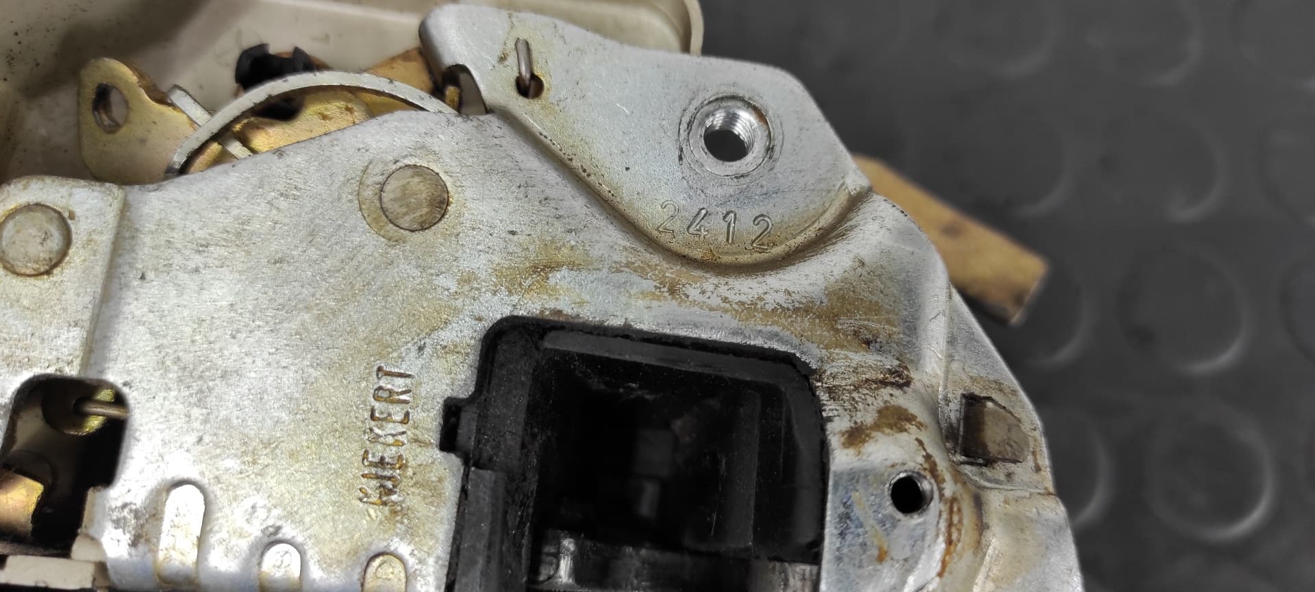 Recambio de CERRADURA PUERTA TRASERA IZQUIERDA para MERCEDES-BENZ CLASE E (W124) BERLINA D-Turbo 250 (124.128) OM602962 referencia OEM IAM KIEKERT 2412   - GRIS 5