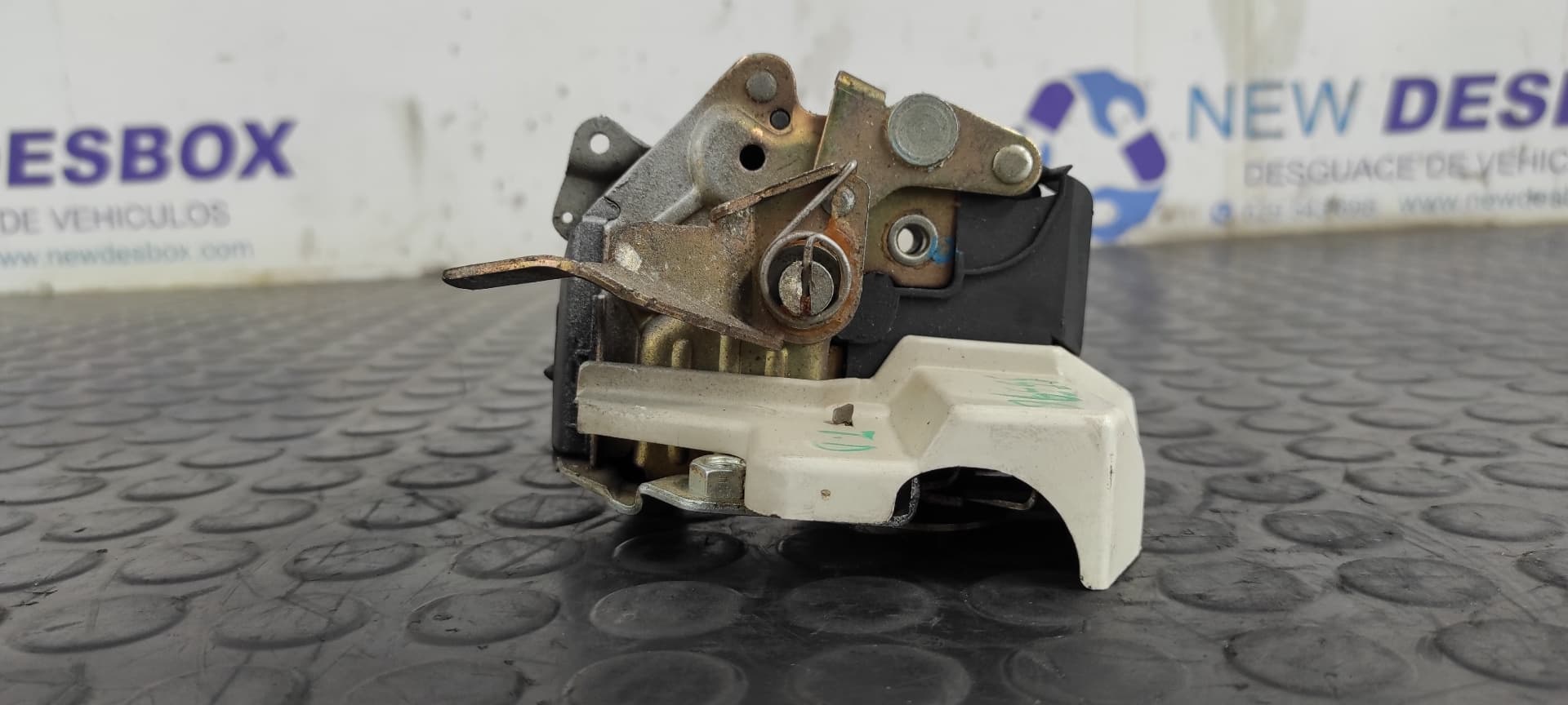 Recambio de CERRADURA PUERTA TRASERA DERECHA para MERCEDES-BENZ CLASE E (W124) BERLINA D-Turbo 250 (124.128) OM602962 referencia OEM IAM KIEKERT 2392   - GRIS