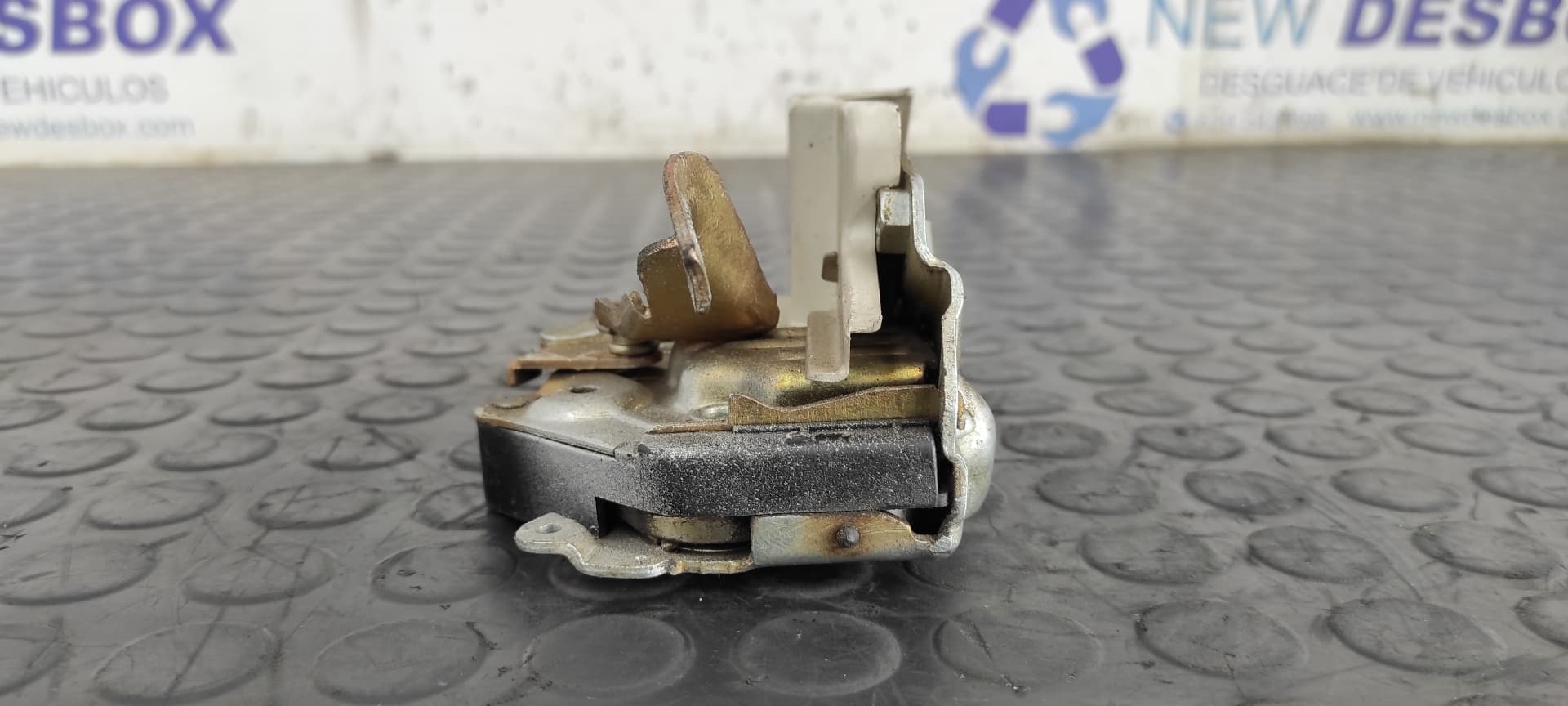 Recambio de CERRADURA PUERTA TRASERA DERECHA para MERCEDES-BENZ CLASE E (W124) BERLINA D-Turbo 250 (124.128) OM602962 referencia OEM IAM KIEKERT 2392   - GRIS 4