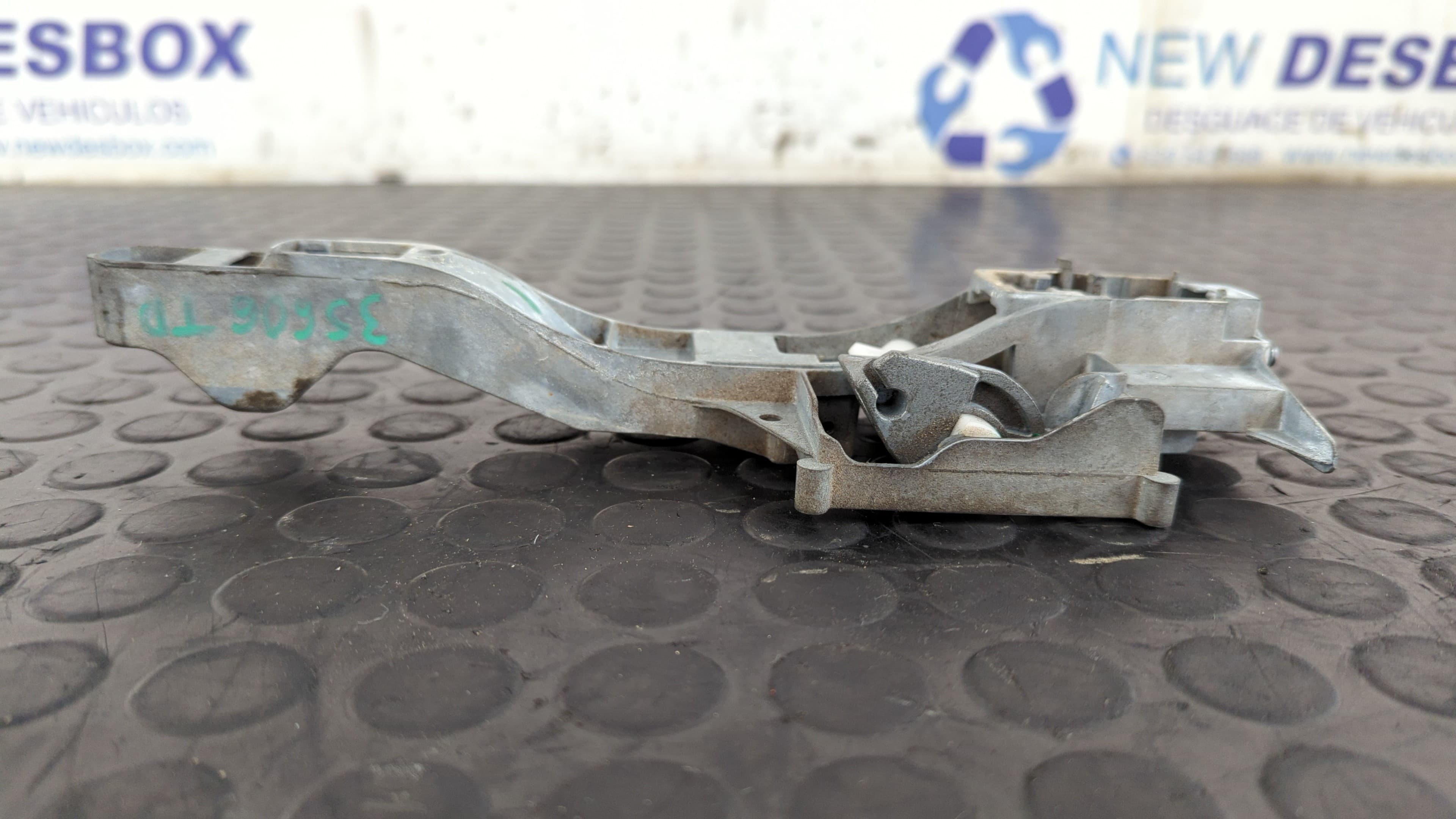 Recambio de MANETA TRASERA DERECHA para CITROEN C4 GRAND PICASSO Exclusive RHJDW10BTED4 referencia OEM IAM 9680503480   - GRIS 2