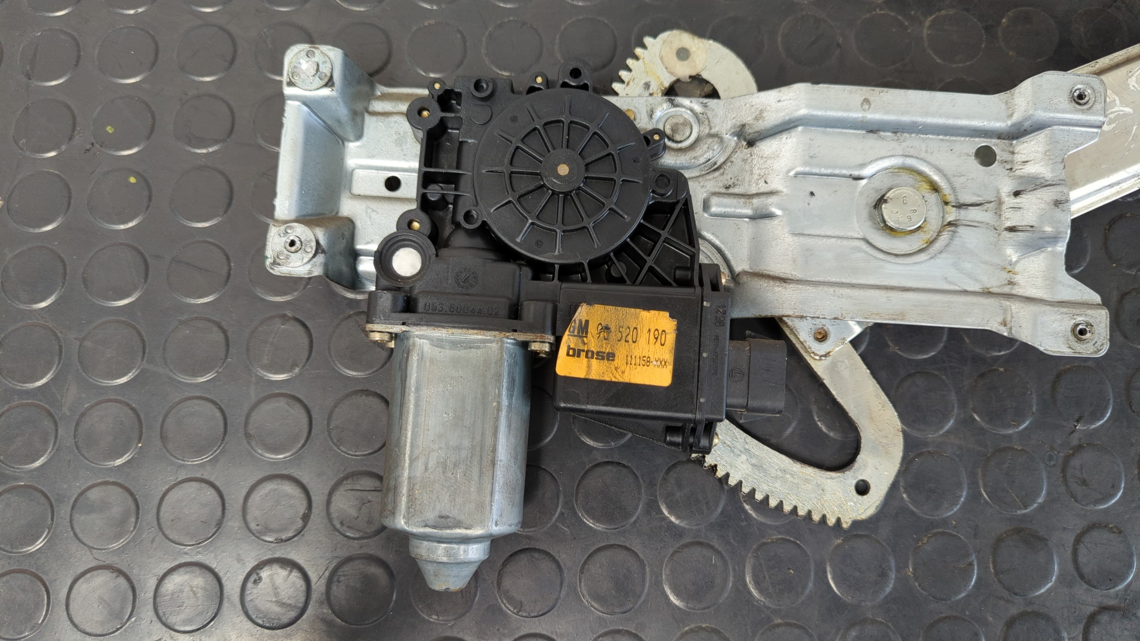 Recambio de ELEVALUNAS DELANTERO DERECHO para OPEL CORSA B Edition 2000 X12XE referencia OEM IAM 90520188   - GRIS 2