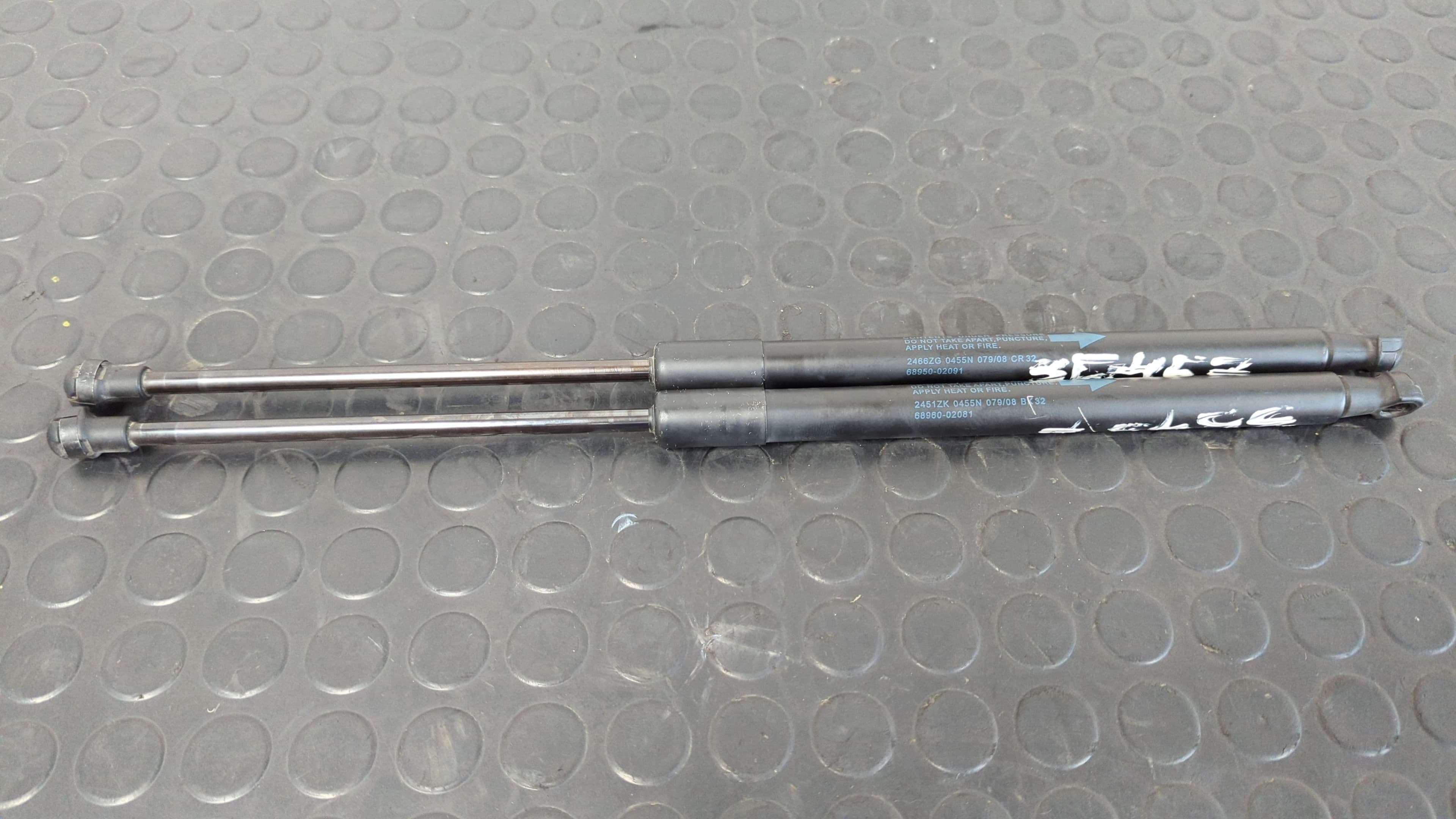 Recambio de AMORTIGUADORES MALETERO / PORTON para TOYOTA AURIS Luna+ 1NDTV referencia OEM IAM 6895002091   - BLANCO