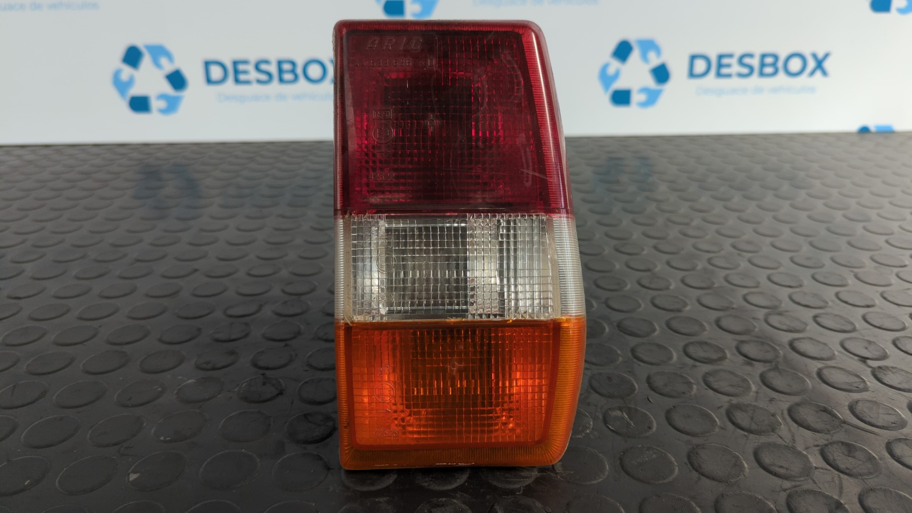 Recambio de PILOTO TRASERO DERECHO para FORD FIESTA BERL./EXPRESS Festival / CL TKB referencia OEM IAM 44633636D   - BLANCO