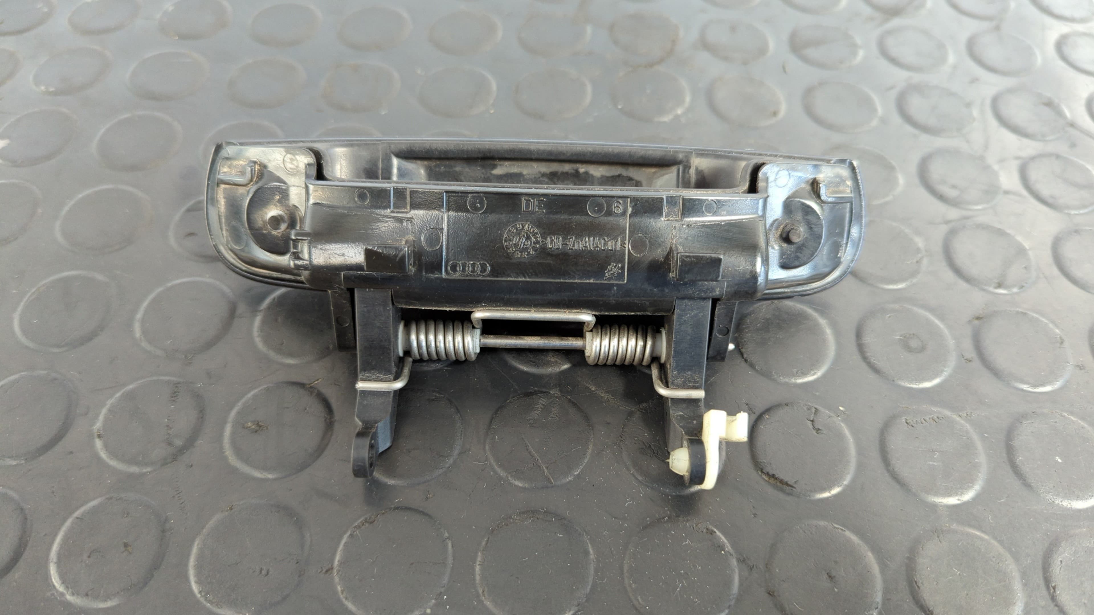 Recambio de MANETA  TRASERA IZQUIERDA para AUDI A3 SPORTBACK (8P) 1.6 TDI Ambition CAYC referencia OEM IAM    - NEGRO 2