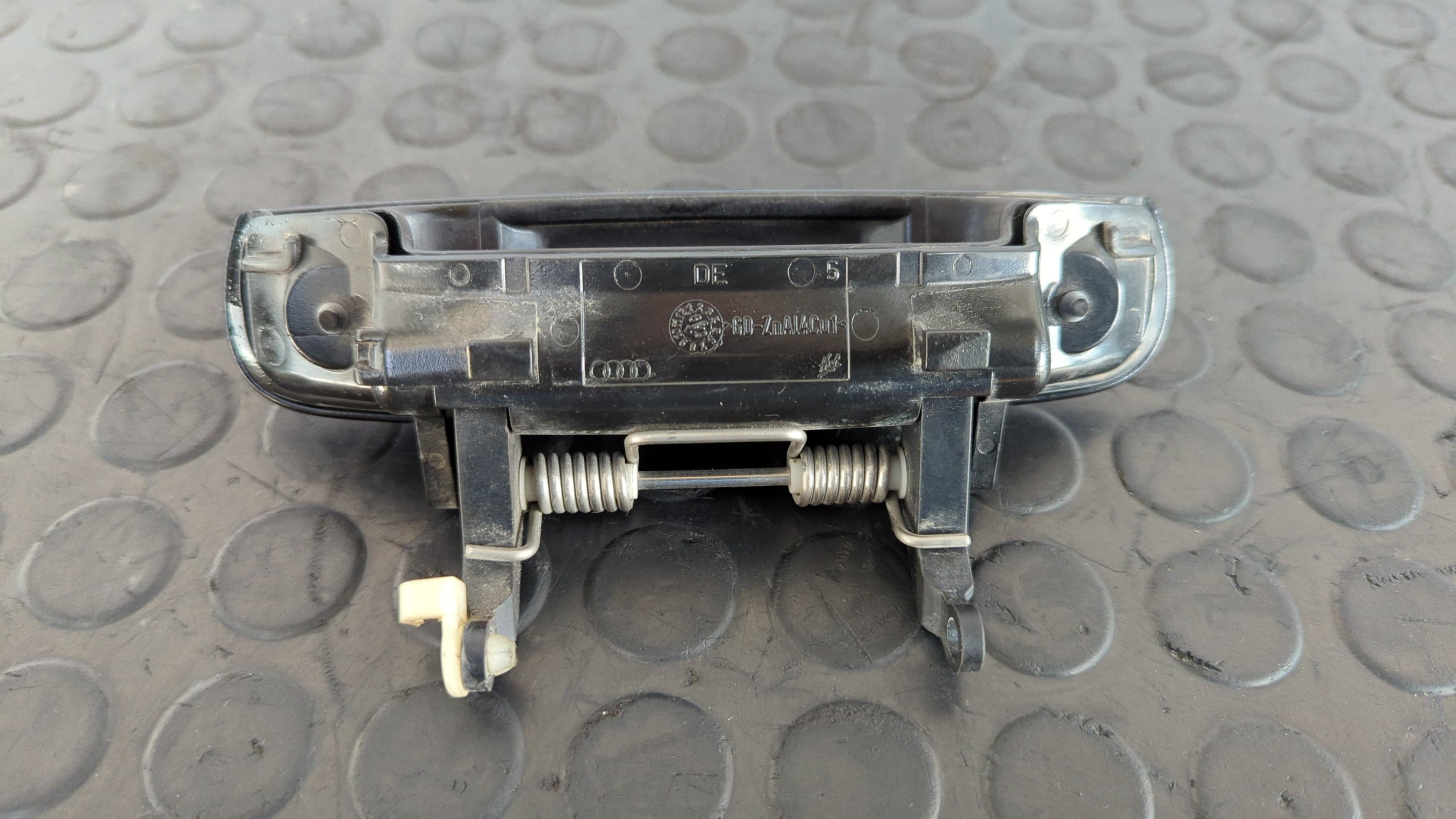 Recambio de MANETA DELANTERA DERECHA para AUDI A3 SPORTBACK (8P) 1.6 TDI Ambition CAYC referencia OEM IAM    - NEGRO 3