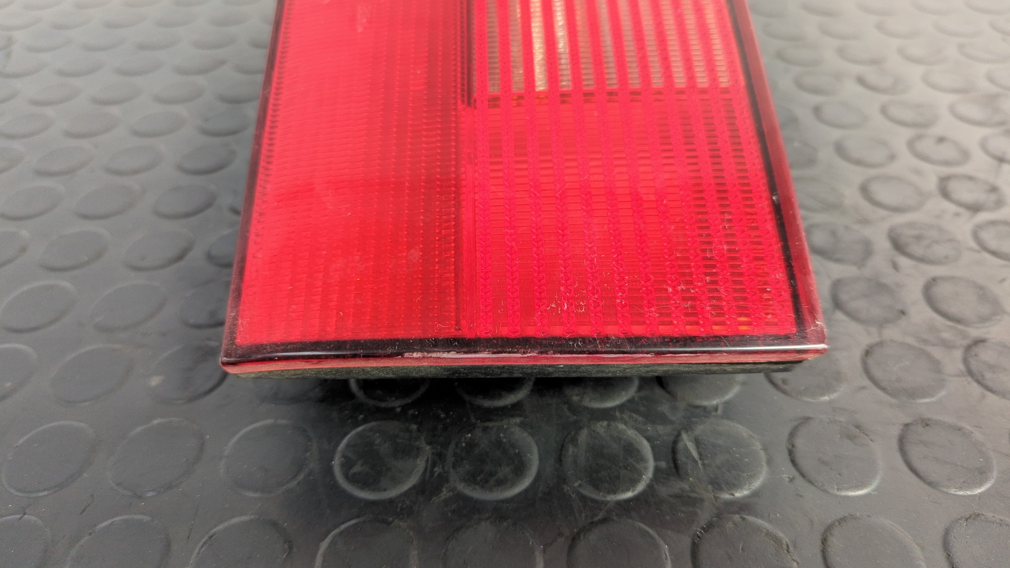 Recambio de PILOTO PORTON IZQUIERDO para BMW SERIE 5 TOURING (E39) referencia OEM IAM 8361673 8