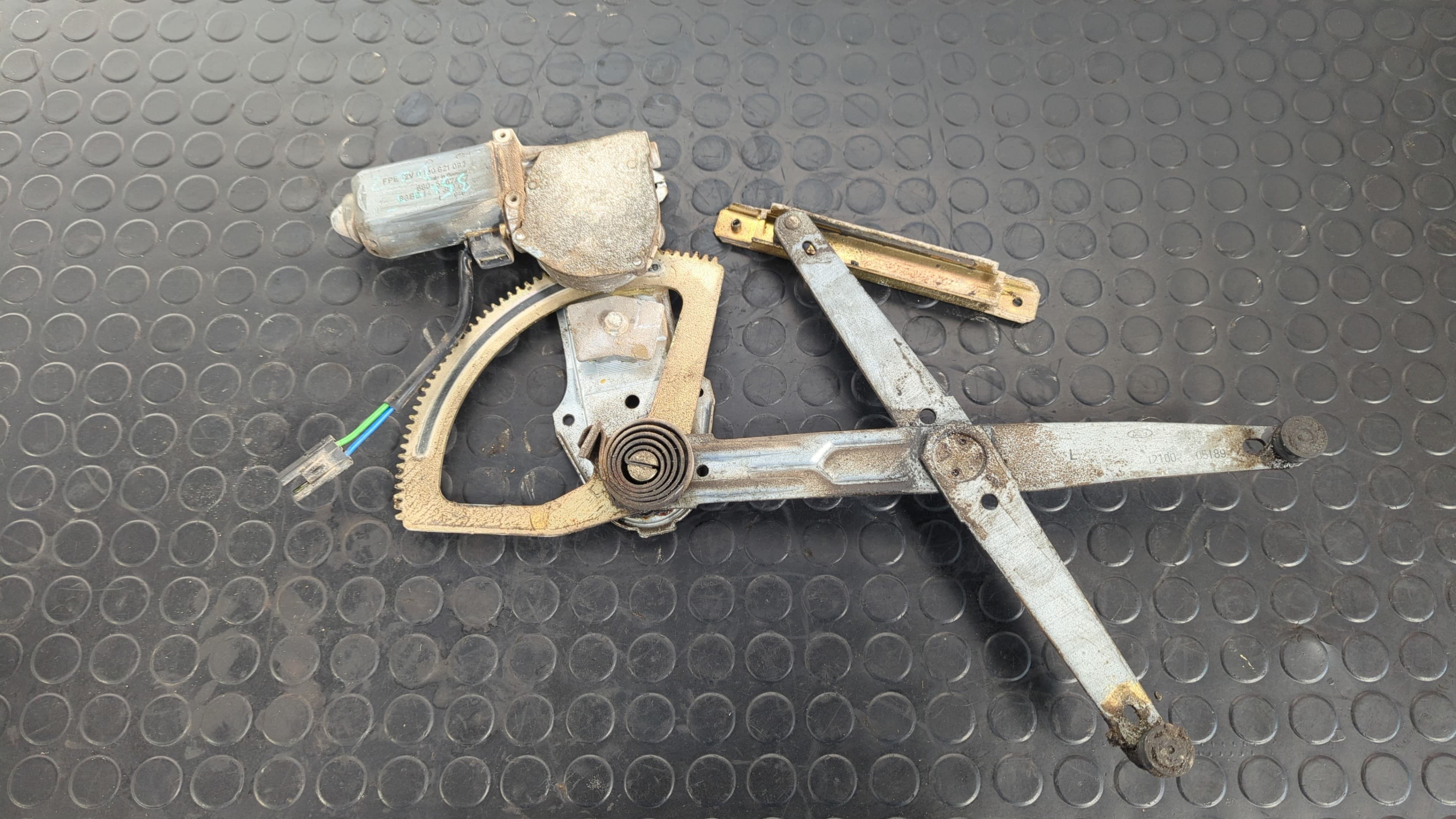 Recambio de ELEVALUNAS DELANTERO IZQUIERDO para FORD SIERRA BERLINA 1.8 Turbodiesel RFA referencia OEM IAM 83BB14A389CA   - BLANCO