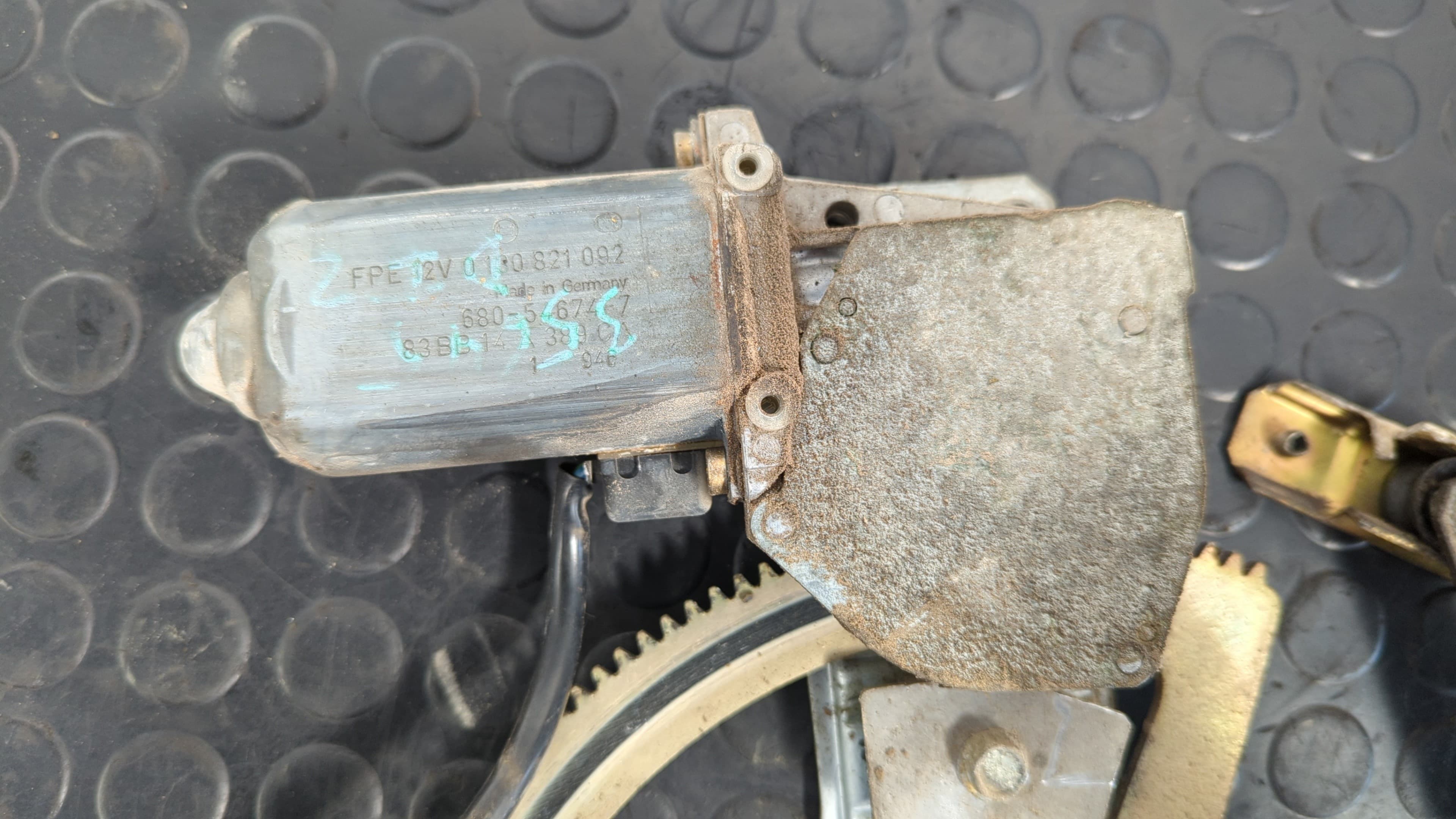 Recambio de ELEVALUNAS DELANTERO IZQUIERDO para FORD SIERRA BERLINA 1.8 Turbodiesel RFA referencia OEM IAM 83BB14A389CA   - BLANCO 6