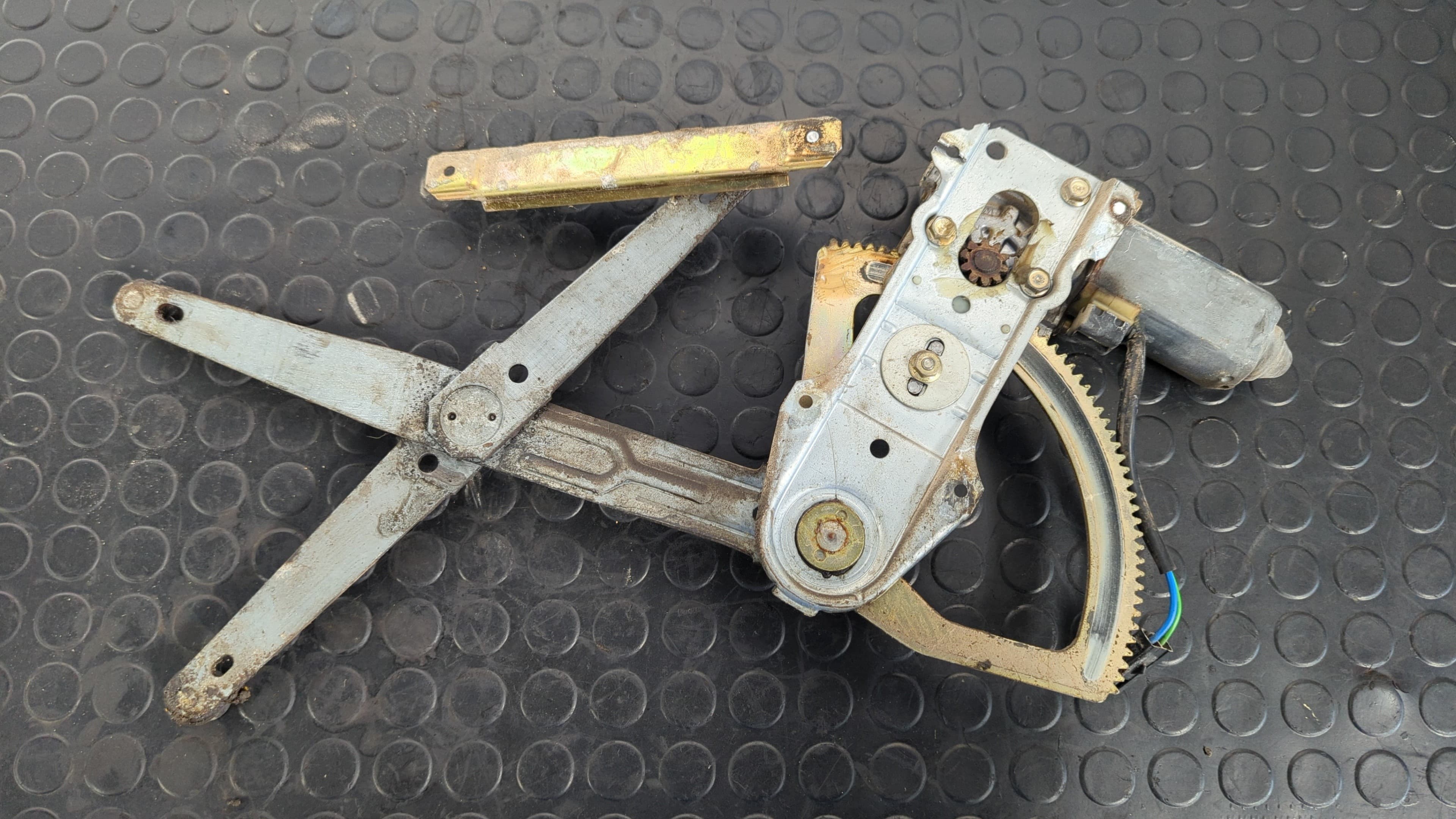 Recambio de ELEVALUNAS DELANTERO IZQUIERDO para FORD SIERRA BERLINA 1.8 Turbodiesel RFA referencia OEM IAM 83BB14A389CA   - BLANCO 3