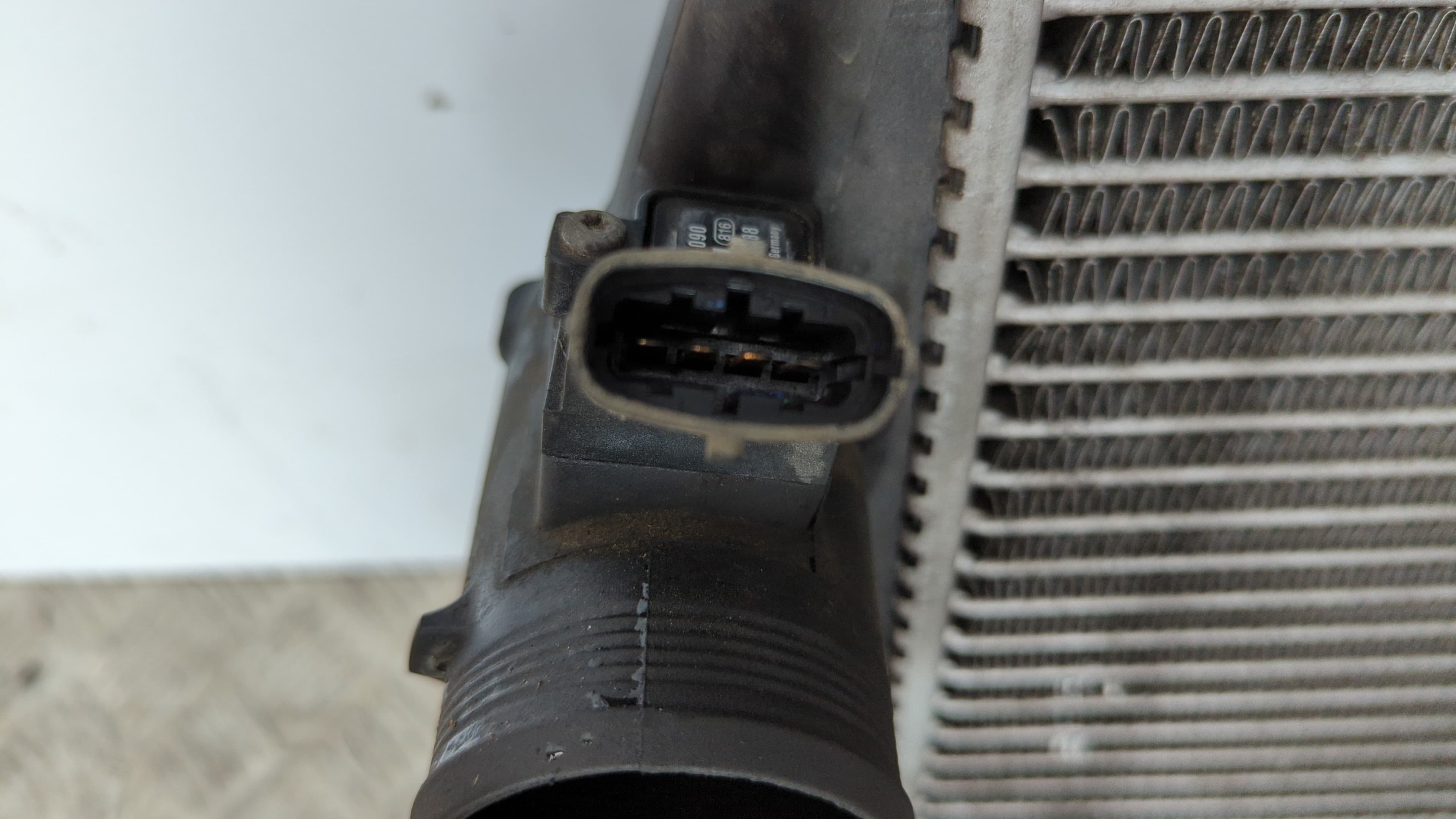 Recambio de INTERCOOLER para VOLVO S60 BERLINA 2.4 D D5244T referencia OEM IAM 8677288   - GRIS 2