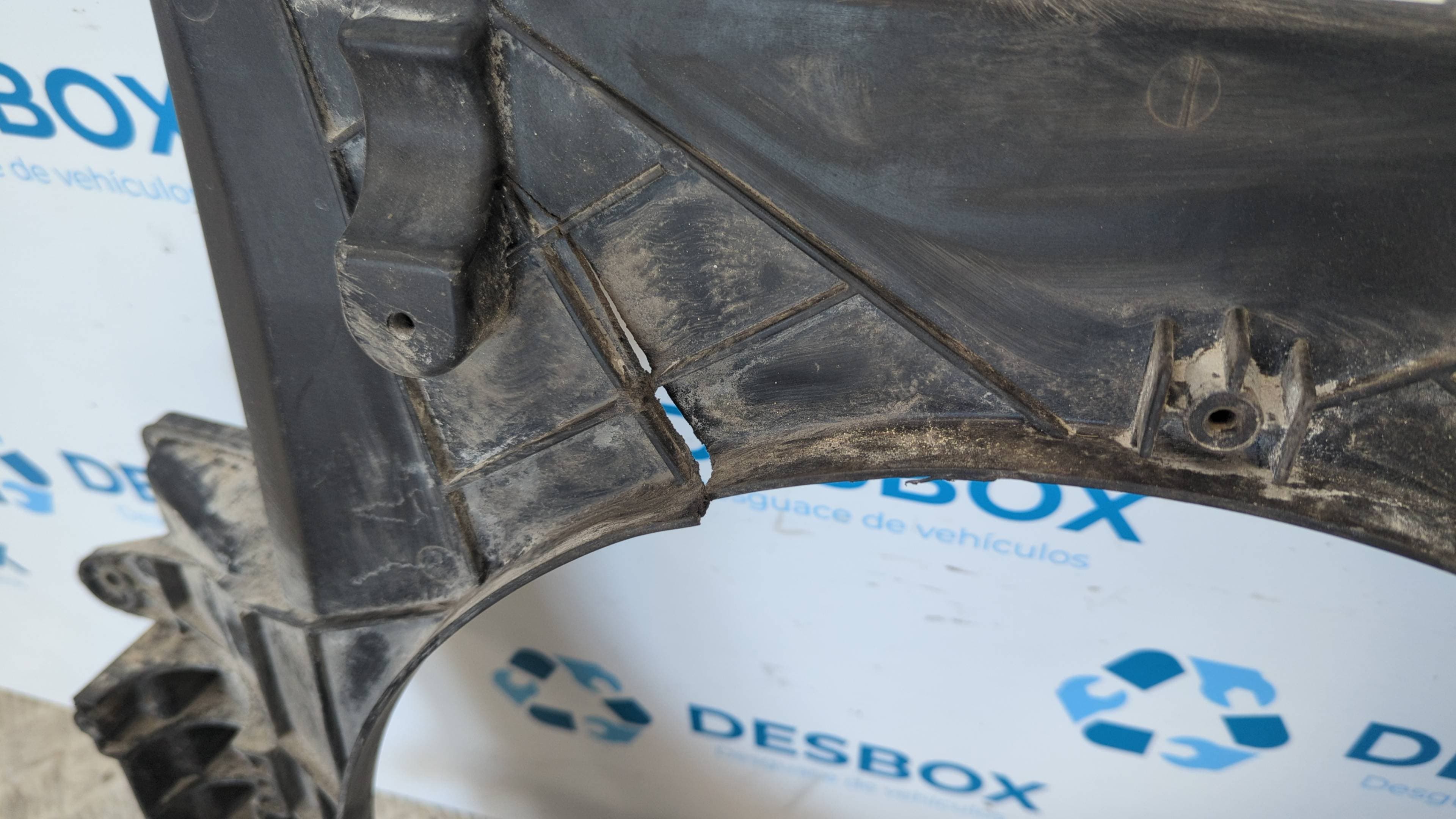 Recambio de CALANDRA DELANTERA DE RADIADOR para IVECO DAILY CAJA CERRADA (1999 =>) 29 - L 11 Caja cerrada 814043B referencia OEM IAM 812600500   - BLANCO 2
