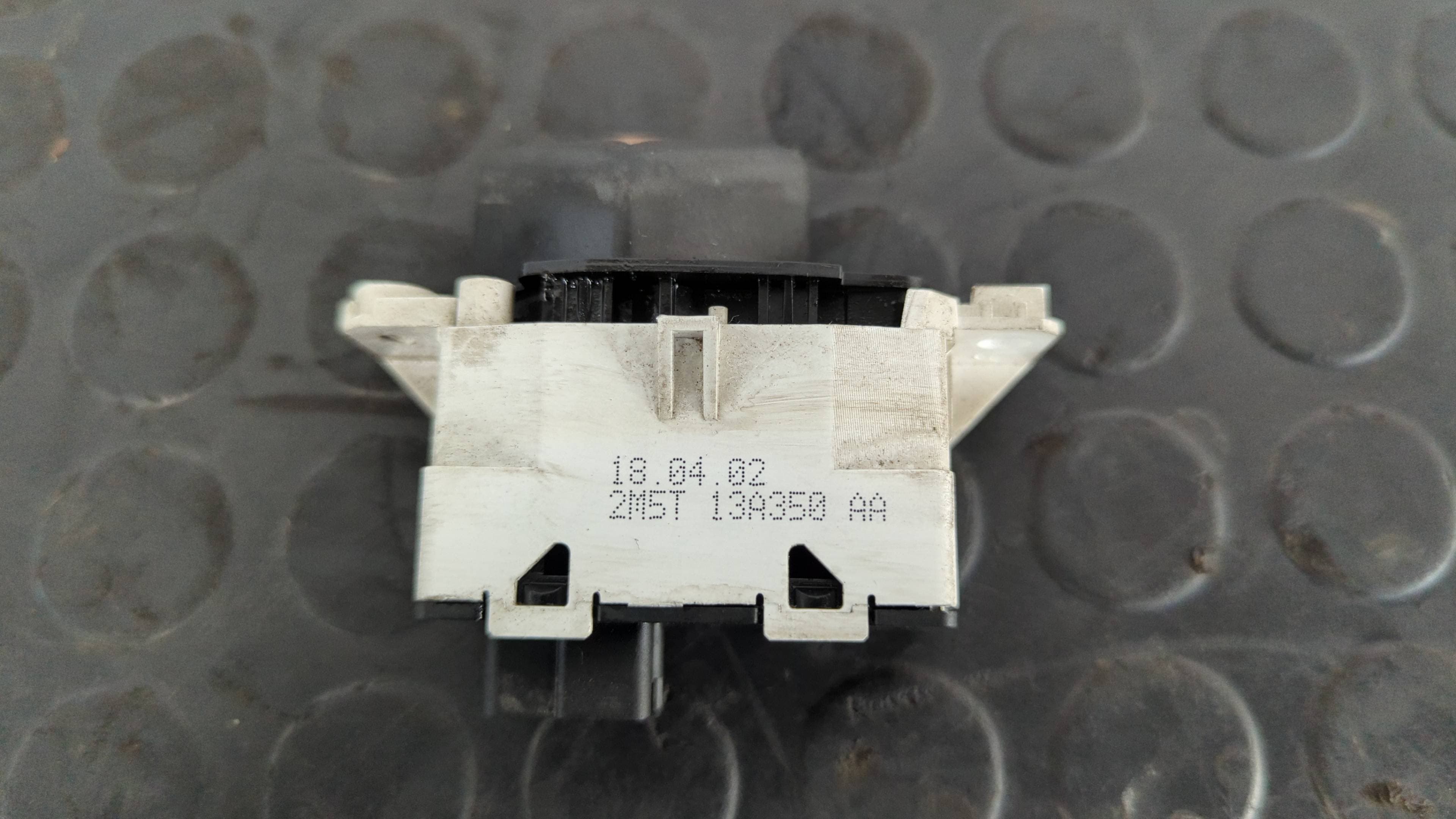 Recambio de WARNING para FORD FOCUS BERLINA (CAK) Ambiente FYDB referencia OEM IAM 2M5T13A350AA   - GRIS 3