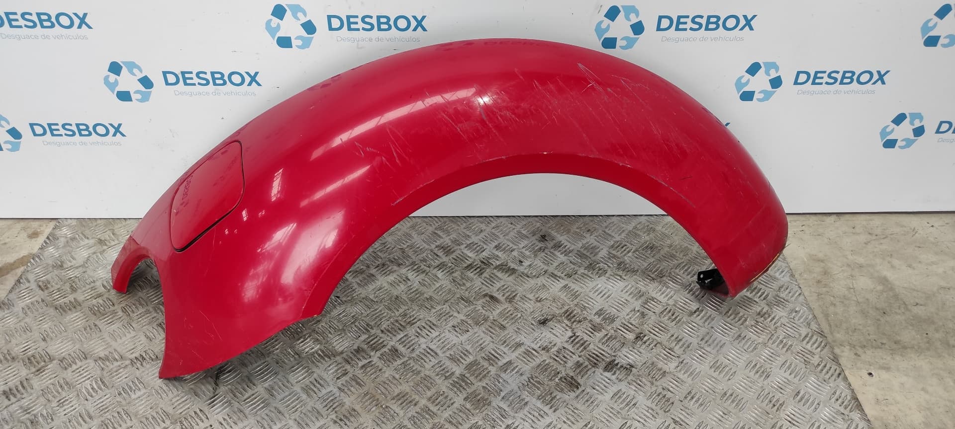 Recambio de ALETIN TRASERO DERECHO para VOLKSWAGEN NEW BEETLE (9C1/1C1) 2.0 AQY referencia OEM IAM    - ROJO
