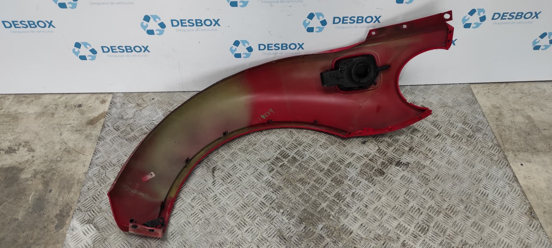 Recambio de ALETIN TRASERO DERECHO para VOLKSWAGEN NEW BEETLE (9C1/1C1) 2.0 AQY referencia OEM IAM    - ROJO 8
