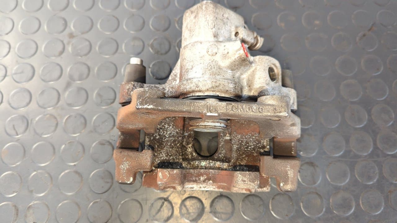 Recambio de PINZA DE FRENO TRASERA IZQUIERDA para FORD FOCUS LIM. (CB4) Titanium KKDA referencia OEM IAM FOMOCO 951    - NEGRO 4