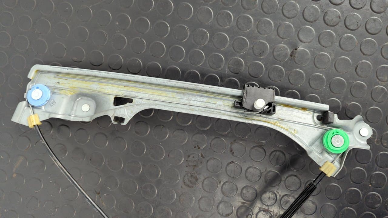Recambio de ELEVALUNAS TRASERO DERECHO para RENAULT LAGUNA III Authentique M9RG7 referencia OEM IAM 827000001R    - NEGRO 2