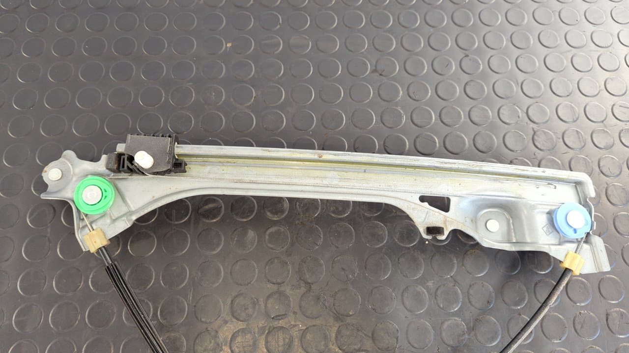 Recambio de ELEVALUNAS TRASERO IZQUIERDO para RENAULT LAGUNA III Authentique M9RG7 referencia OEM IAM 827010001R    - NEGRO 5