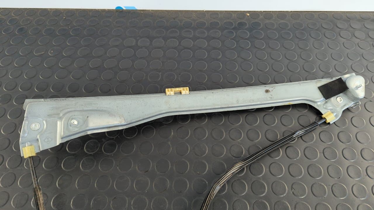 Recambio de ELEVALUNAS DELANTERO IZQUIERDO para RENAULT LAGUNA III Authentique M9RG7 referencia OEM IAM 807010002R    - NEGRO 6