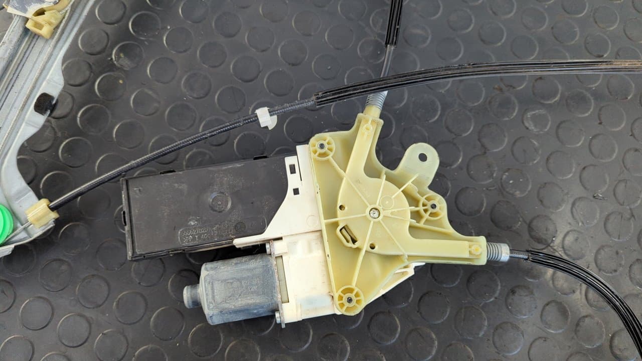 Recambio de ELEVALUNAS DELANTERO DERECHO para RENAULT LAGUNA III Authentique M9RG7 referencia OEM IAM 807000002R    - NEGRO 9