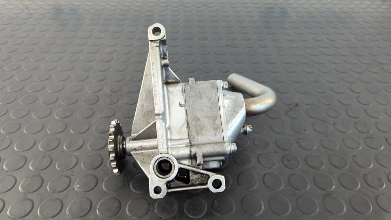 Recambio de BOMBA ACEITE para MERCEDES-BENZ VITO MIXTO 06.2003 -> 111  CDI  Compacto  (639.601) 646982 referencia OEM IAM 6111810201   - BLANCO 2