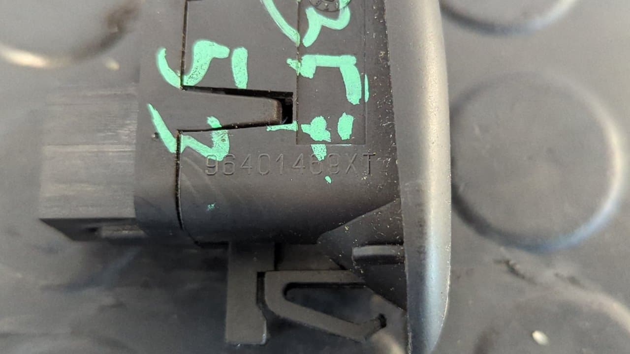 Recambio de MANDO ELEVALUNAS DELANTERO DERECHO para CITROEN C3 1.4 HDi Audace 8HZDV4TD referencia OEM IAM 96401469XT 5