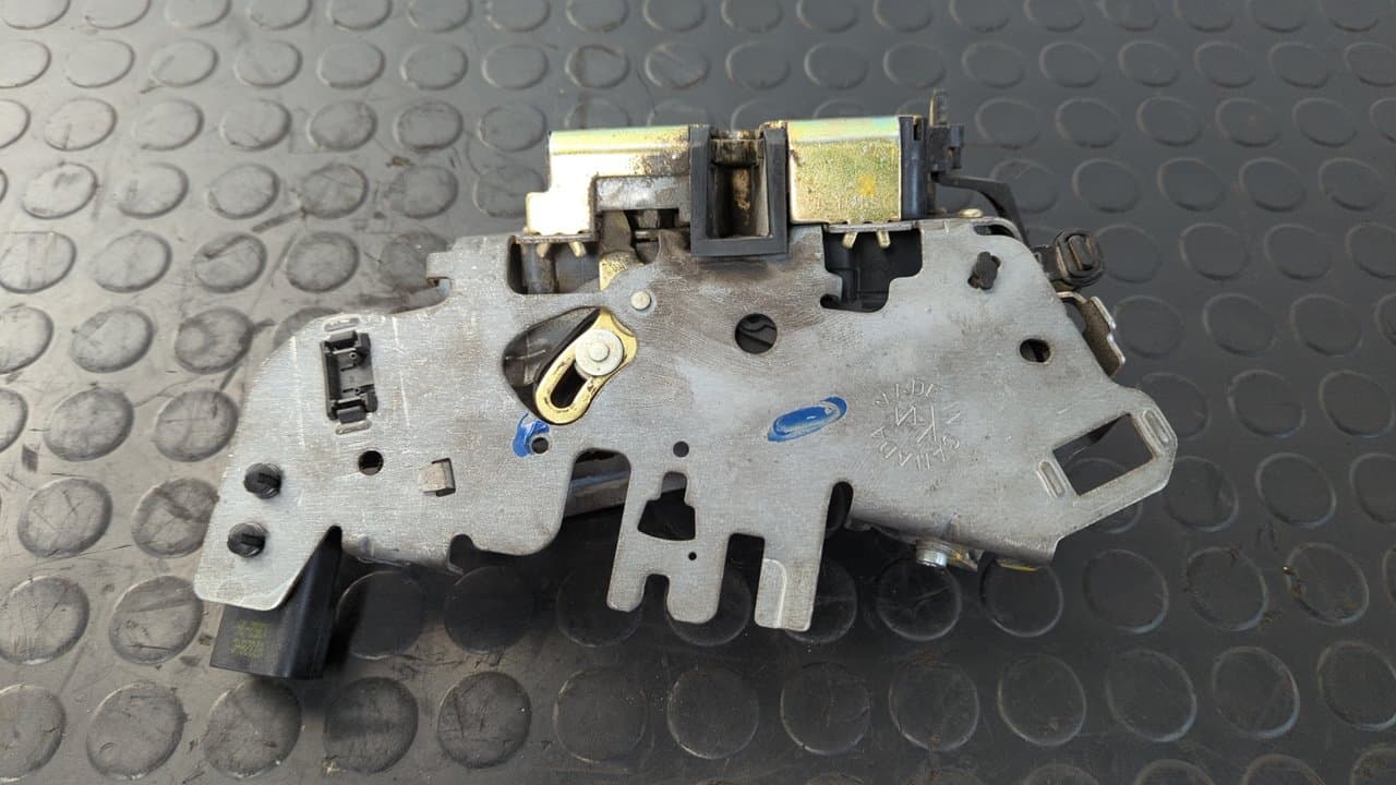 Recambio de CERRADURA PUERTA TRASERA DERECHA para CHRYSLER VOYAGER (RG) referencia OEM IAM 07328C 2