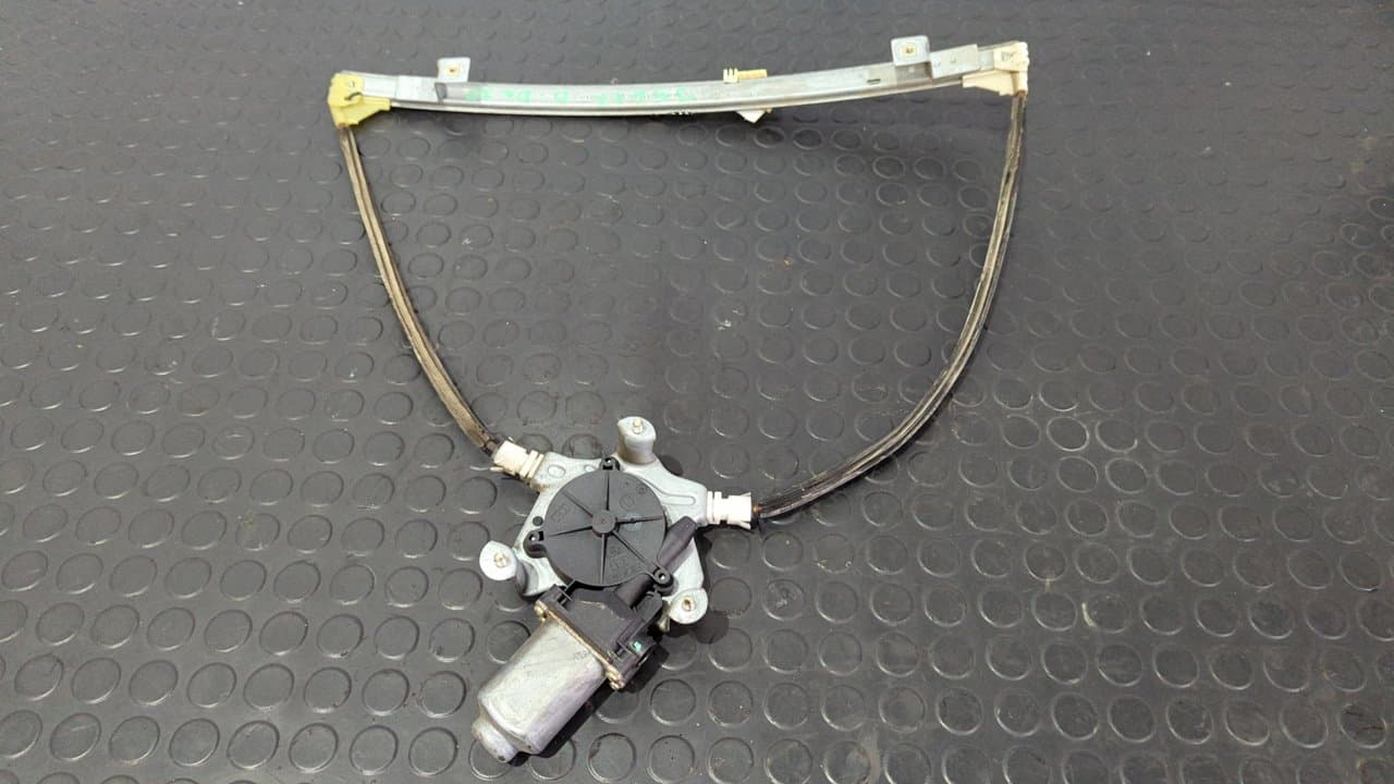 Recambio de ELEVALUNAS DELANTERO DERECHO para RENAULT CLIO II FASE II (B/CB0) Authentique D7F726 referencia OEM IAM 117312   - BLANCO