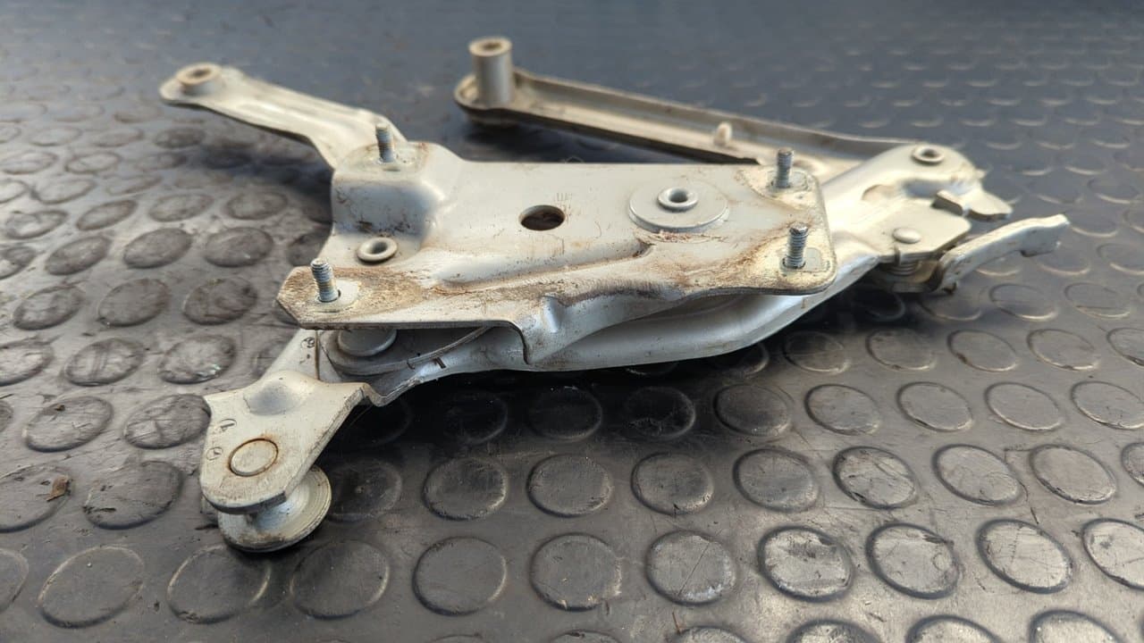 Recambio de BISAGRAS CAPOT  para MERCEDES-BENZ CLASE S (W126) BERLINA+COUPE SE 300 M103981 referencia OEM IAM    - GRIS 4