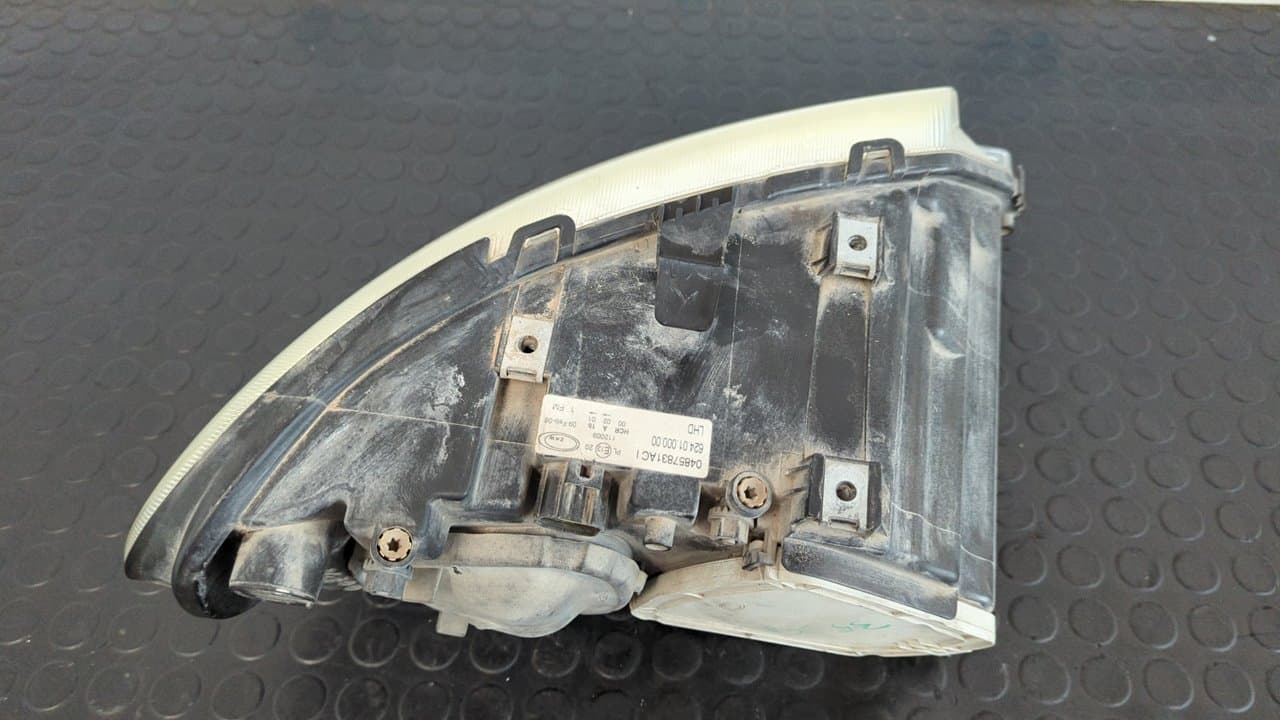 Recambio de FARO IZQUIERDO para CHRYSLER VOYAGER (RG) 2.5 CRD Executive VM07C referencia OEM IAM  04857831AC - GRIS 2