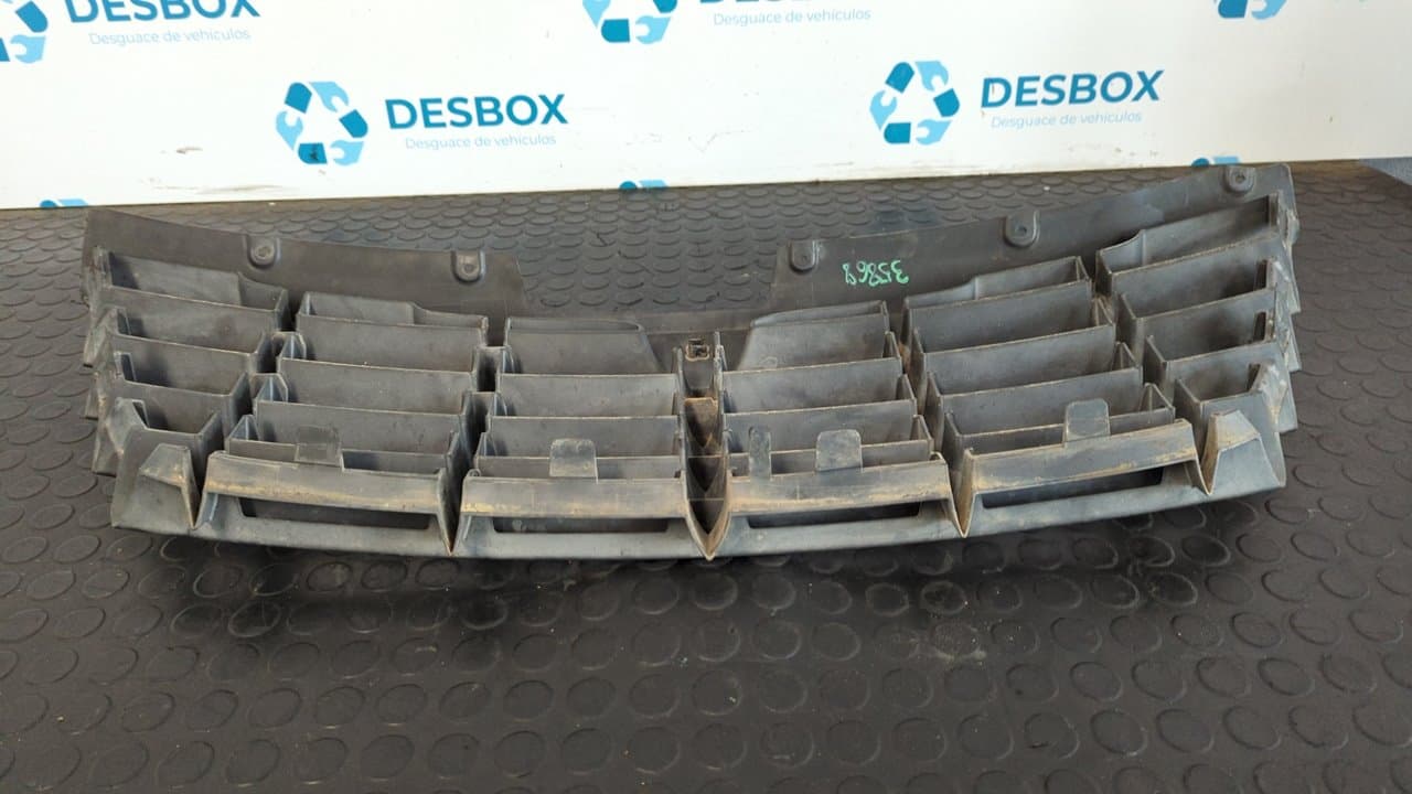 Recambio de REJILLA DELANTERA para CHRYSLER VOYAGER (RG) 2.5 CRD Executive VM07C referencia OEM IAM  04857960AA - GRIS 4
