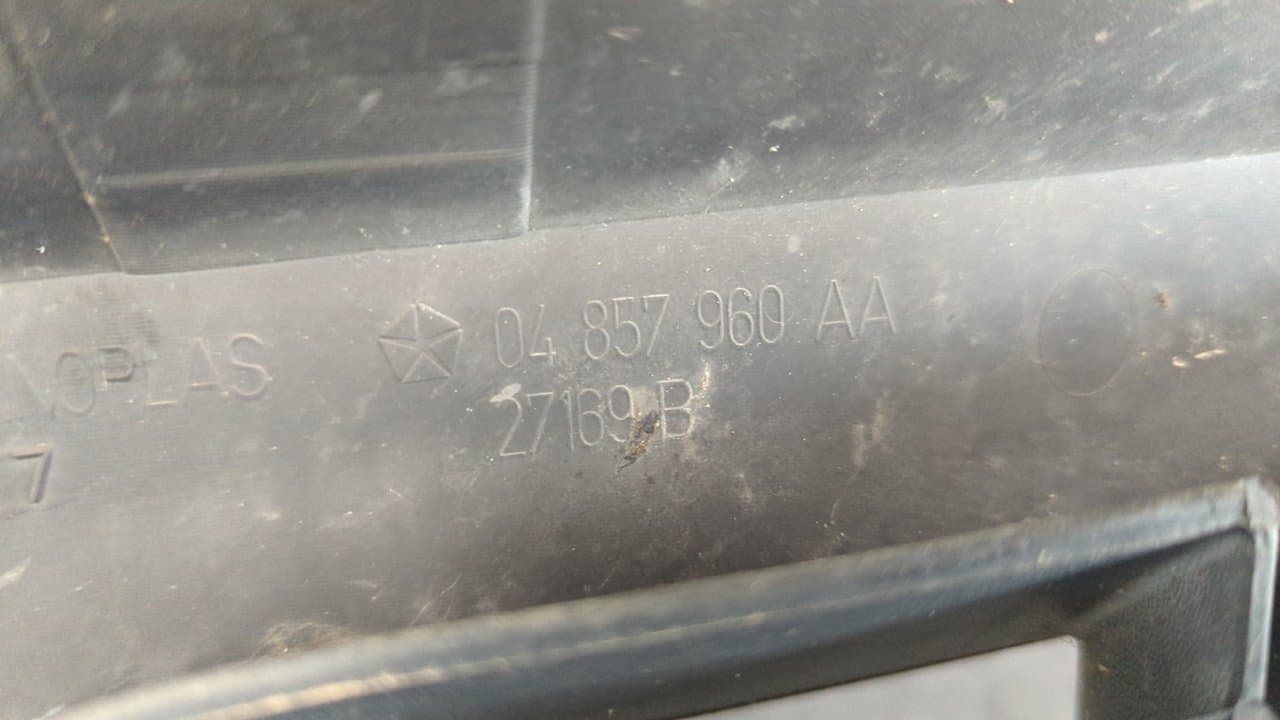 Recambio de REJILLA DELANTERA para CHRYSLER VOYAGER (RG) 2.5 CRD Executive VM07C referencia OEM IAM  04857960AA - GRIS 8