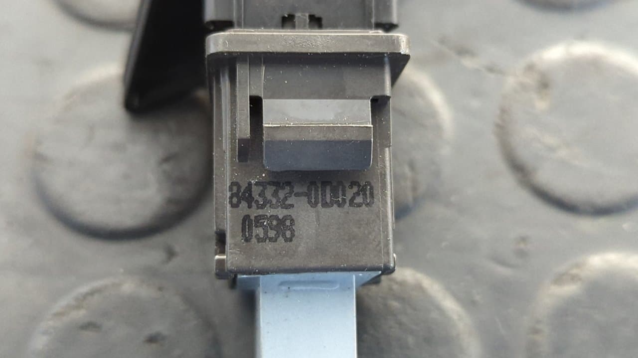 Recambio de WARNING para TOYOTA YARIS Active 1NDTV referencia OEM IAM 843320D020 - NEGRO 2