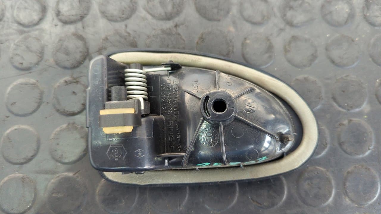Recambio de MANETA INTERIOR TRASERA DERECHA para RENAULT CLIO II FASE II (B/CB0) 1.2 D7F720 referencia OEM IAM 7700423888 - GRIS 3