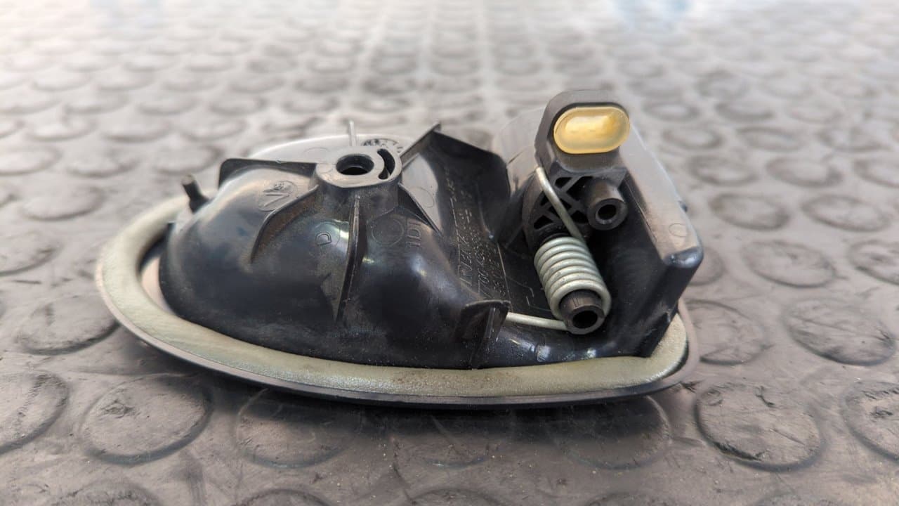 Recambio de MANETA INTERIOR TRASERA DERECHA para RENAULT CLIO II FASE II (B/CB0) 1.2 D7F720 referencia OEM IAM 7700423888 - GRIS 2