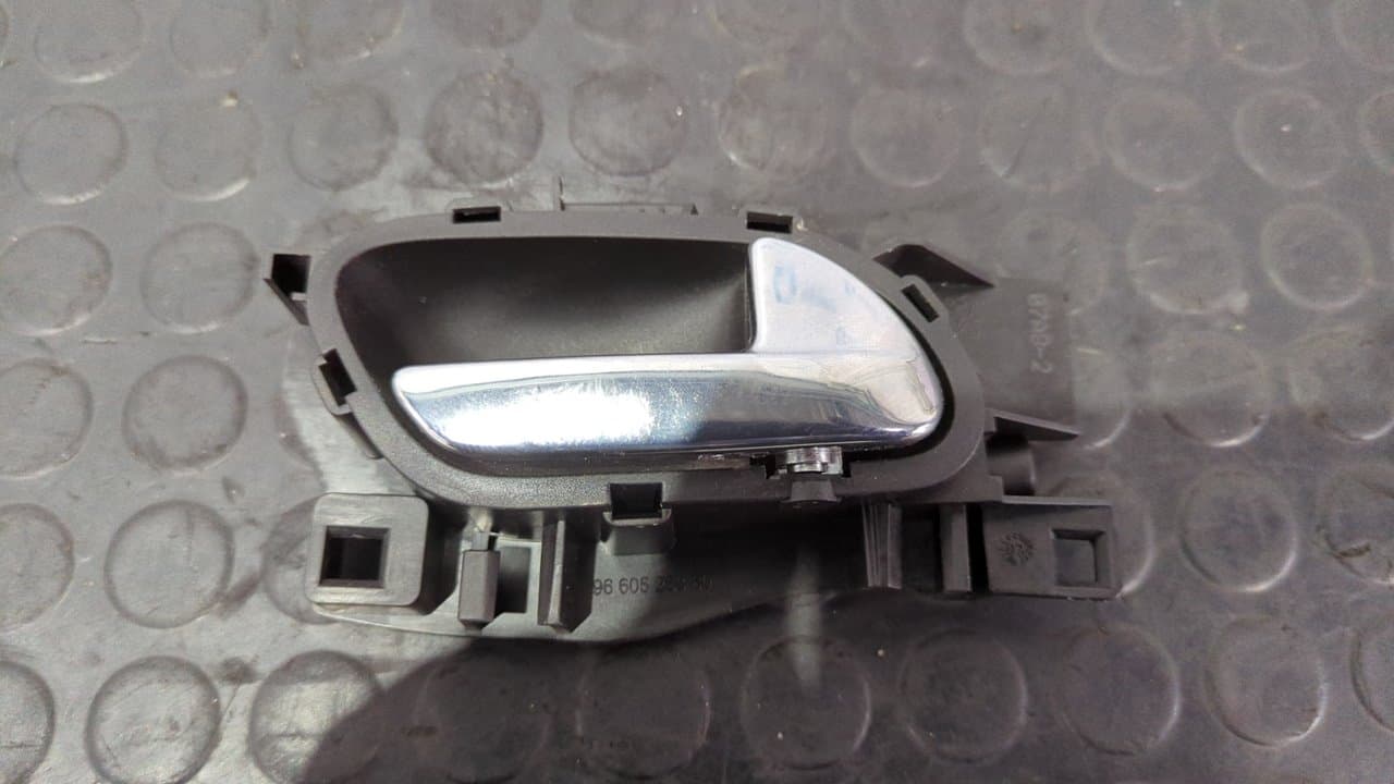 Recambio de MANETA INTERIOR TRASERA DERECHA para PEUGEOT 308 Confort 9HX referencia OEM IAM 9660525380 - GRIS