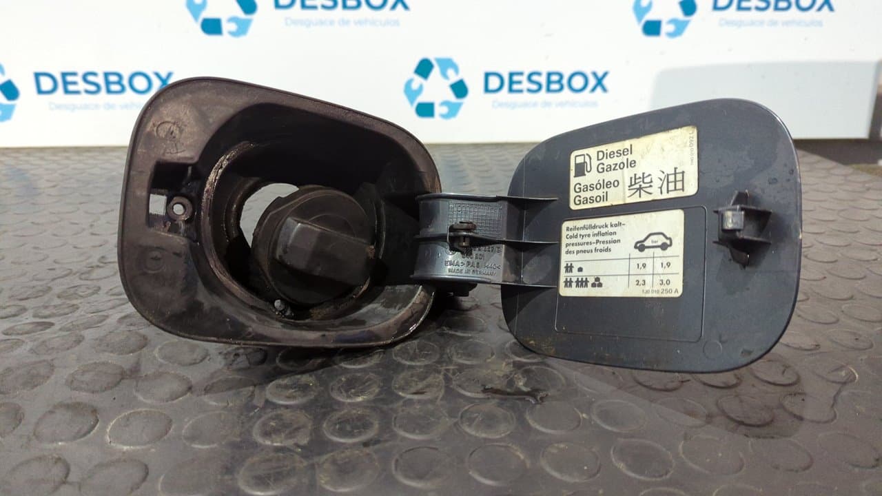Recambio de TAPA EXTERIOR COMBUSTIBLE para VOLKSWAGEN GOLF IV VARIANT (1J5) Highline AHF referencia OEM IAM 1J0809857B - GRIS 4