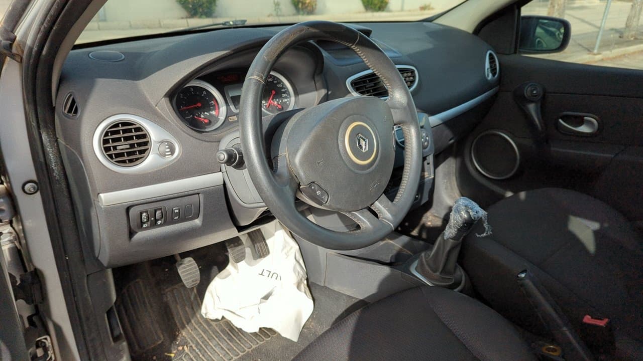 Recambio de ALETA DELANTERA IZQUIERDA para RENAULT CLIO III K9K766 - GRIS 2